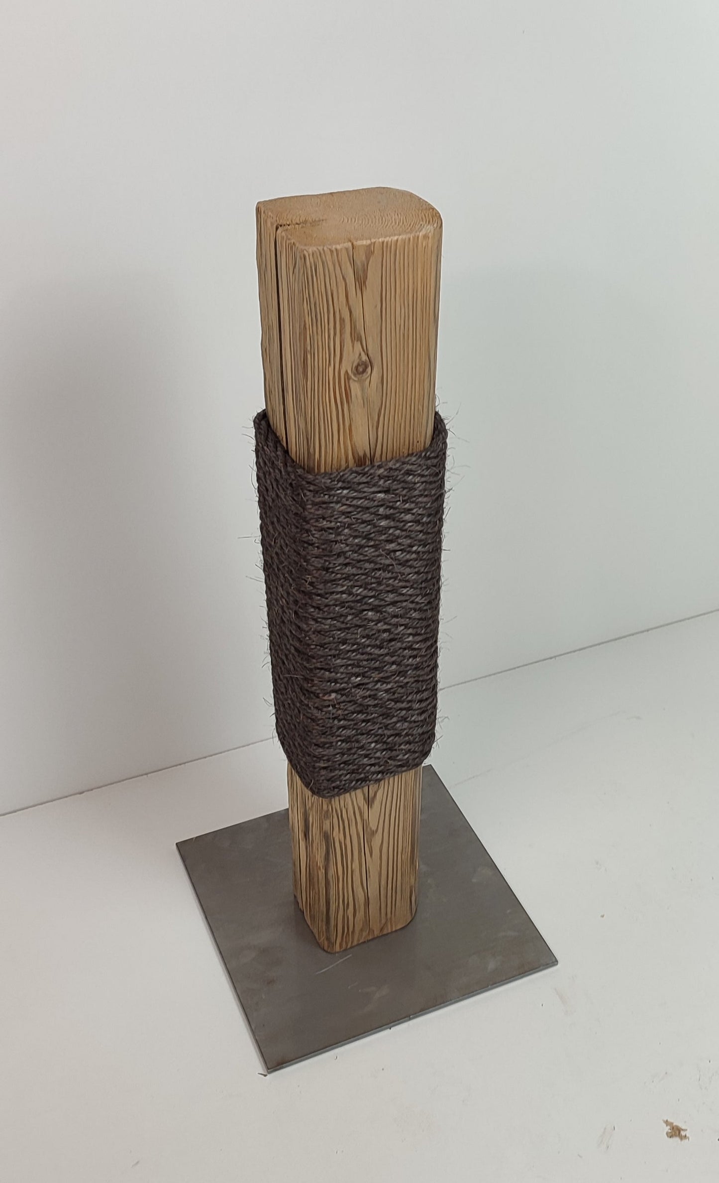 Kratzsäule, Kratzbaum aus Altholz