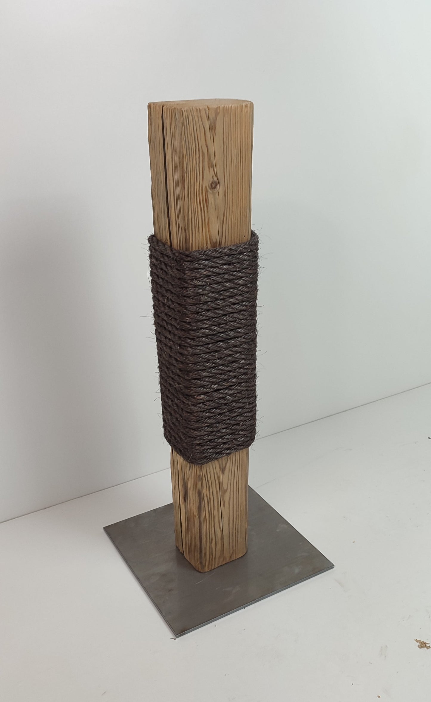 Kratzsäule, Kratzbaum aus Altholz