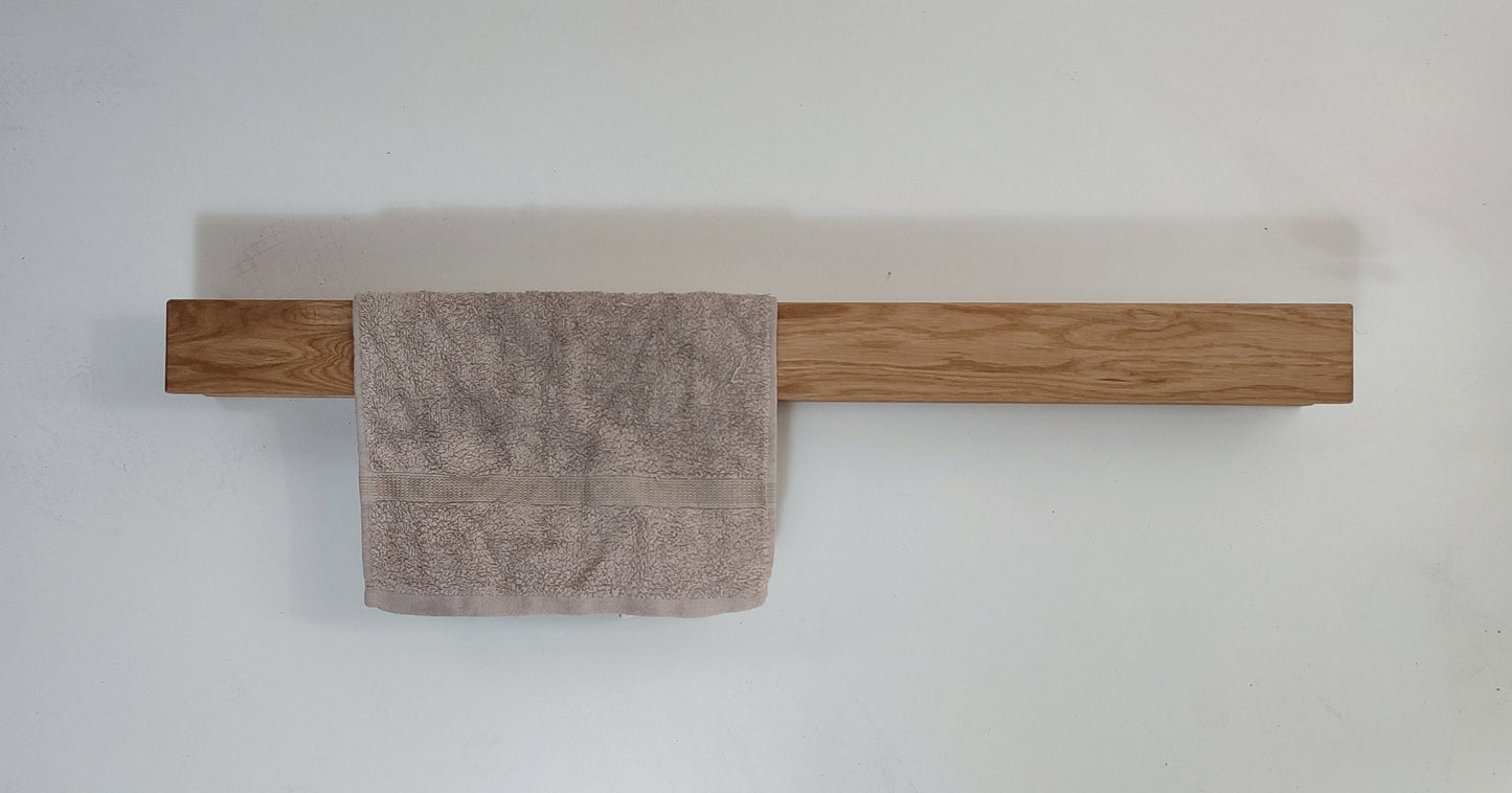 Moderner Handtuchhalter aus Eichenholz