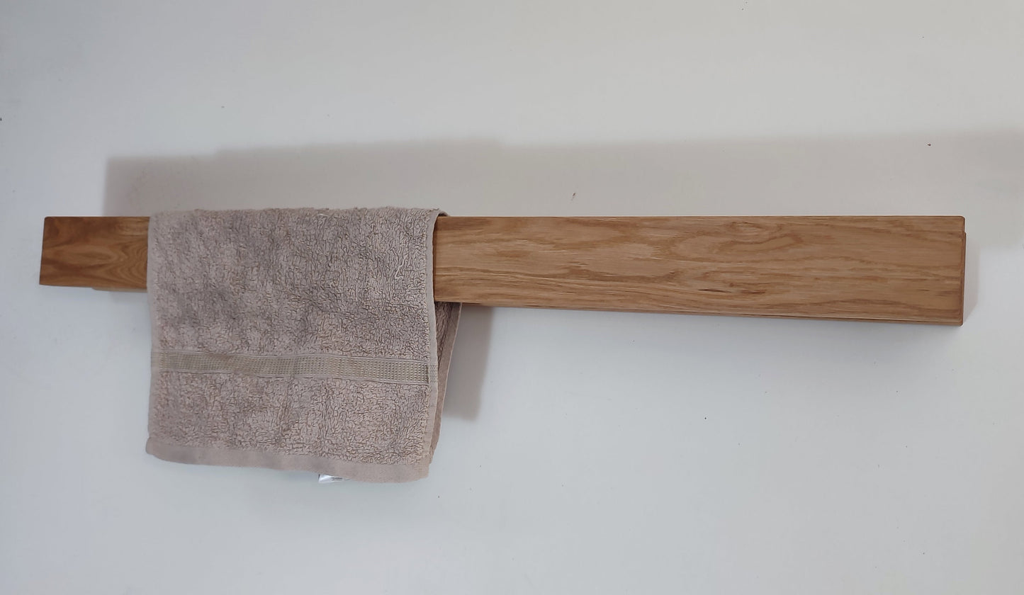 Moderner Handtuchhalter aus Eichenholz