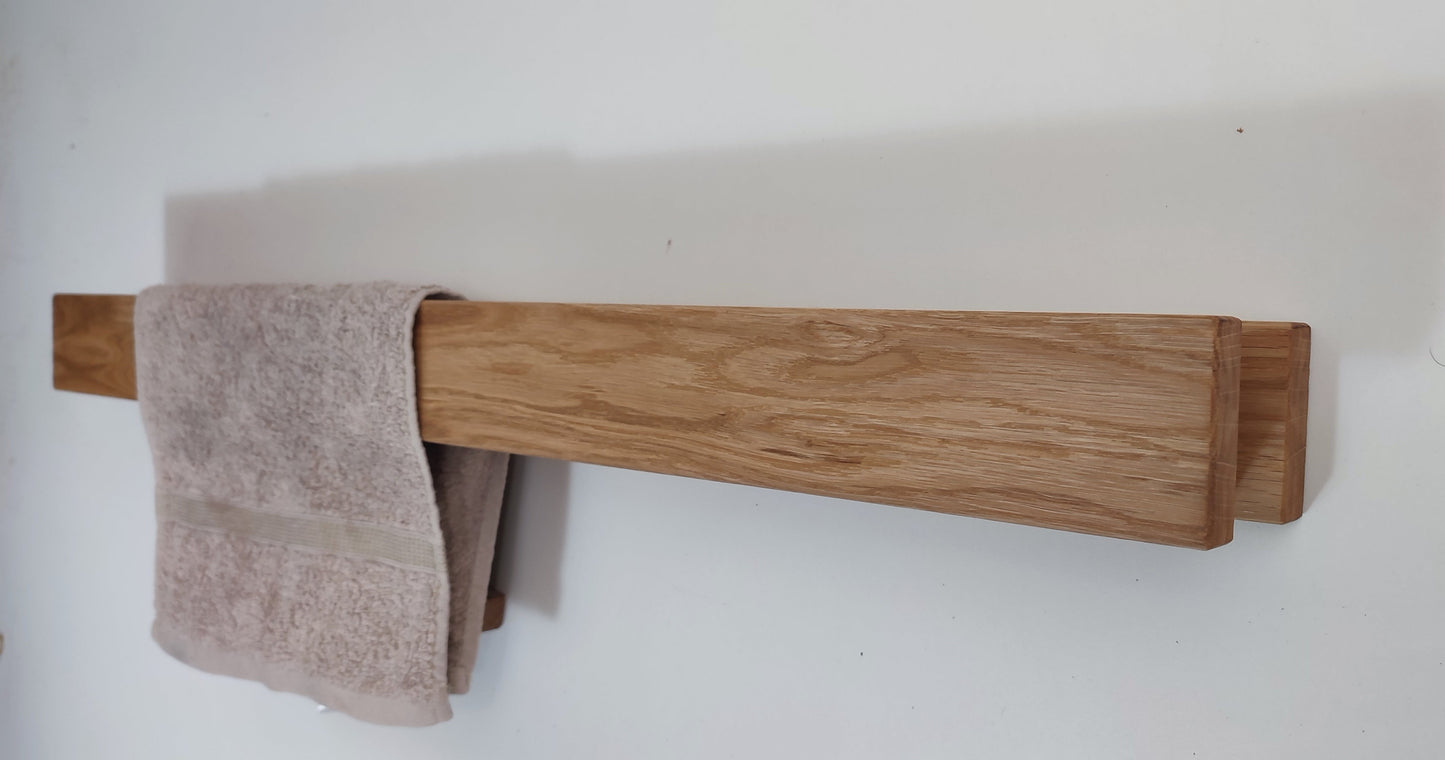 Moderner Handtuchhalter aus Eichenholz