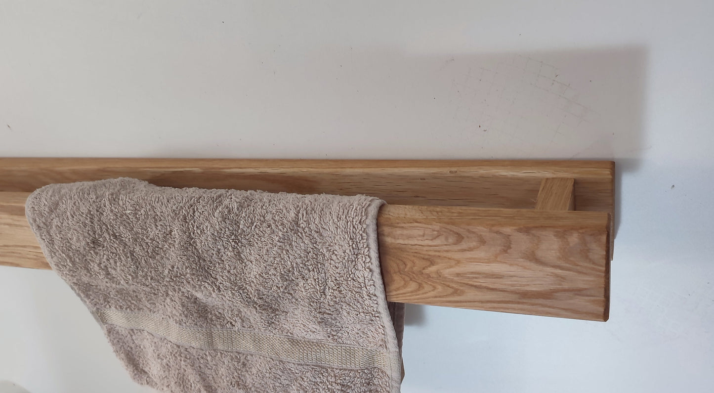 Moderner Handtuchhalter aus Eichenholz