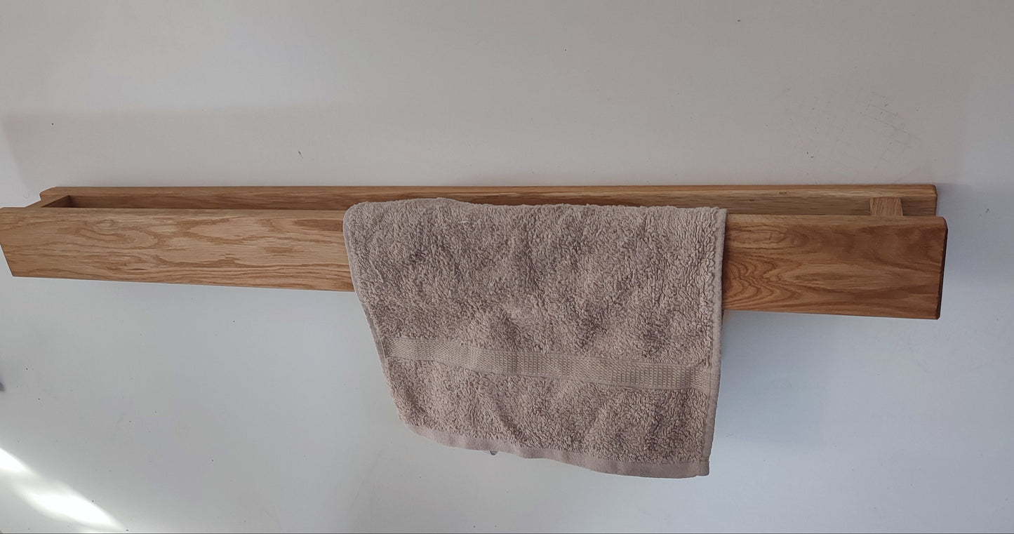 Moderner Handtuchhalter aus Eichenholz