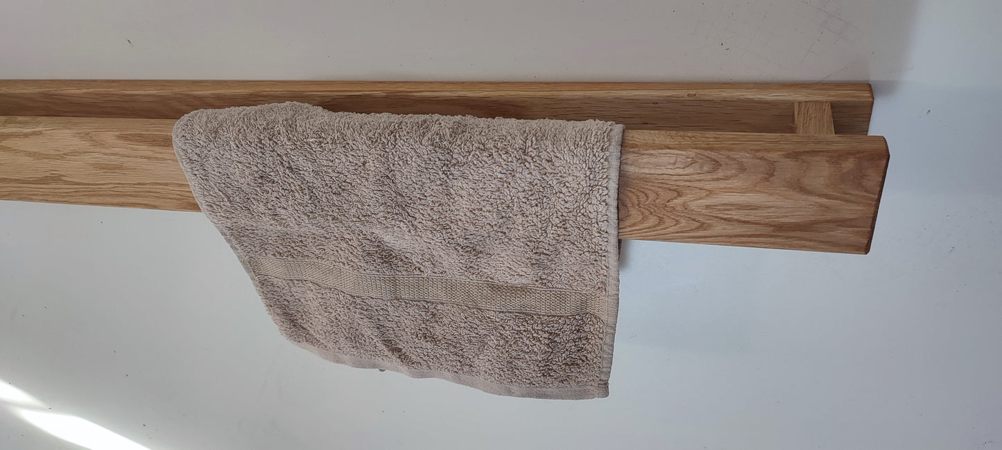 Moderner Handtuchhalter aus Eichenholz
