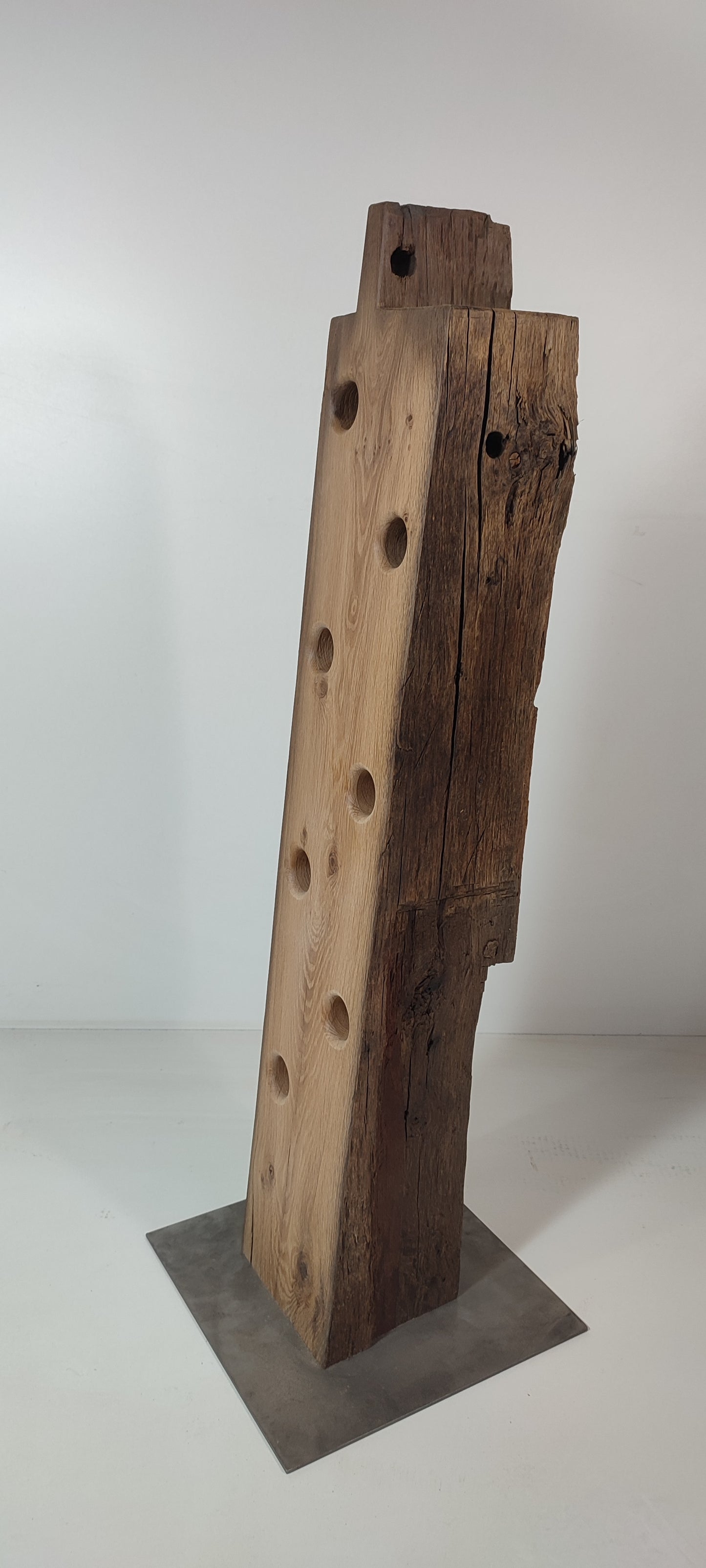 Weinständer aus altem Fachwerk Balken