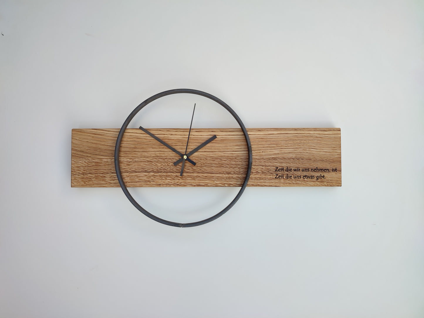 Personalisierte Wanduhr aus Holz