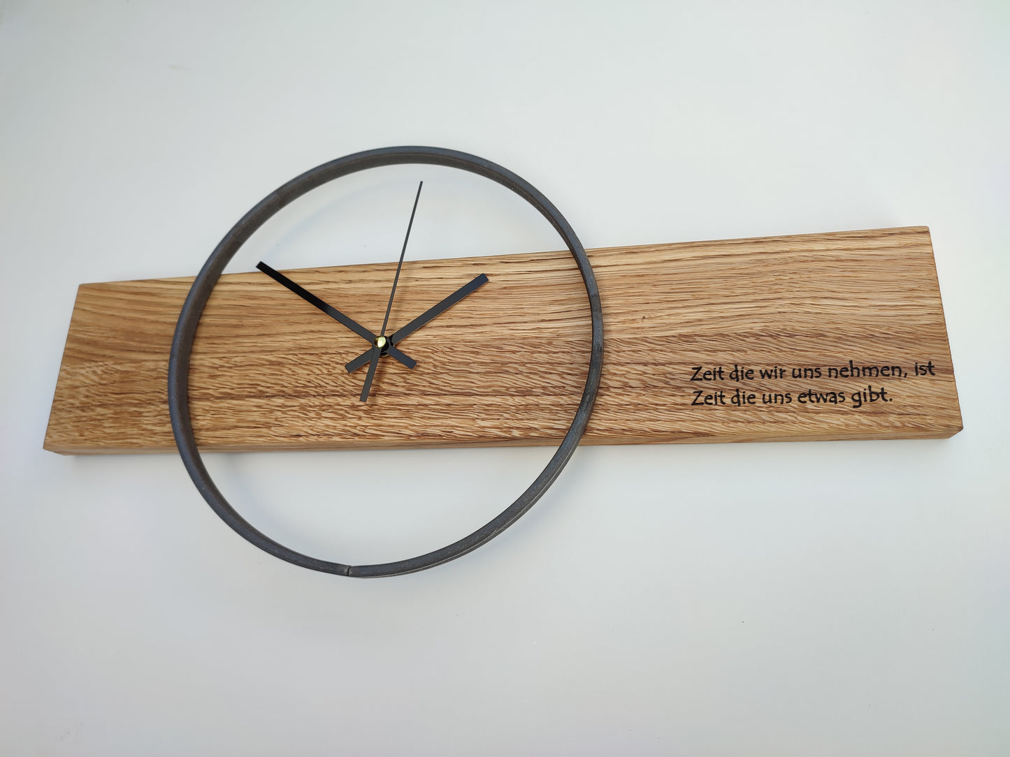 Personalisierte Wanduhr aus Holz