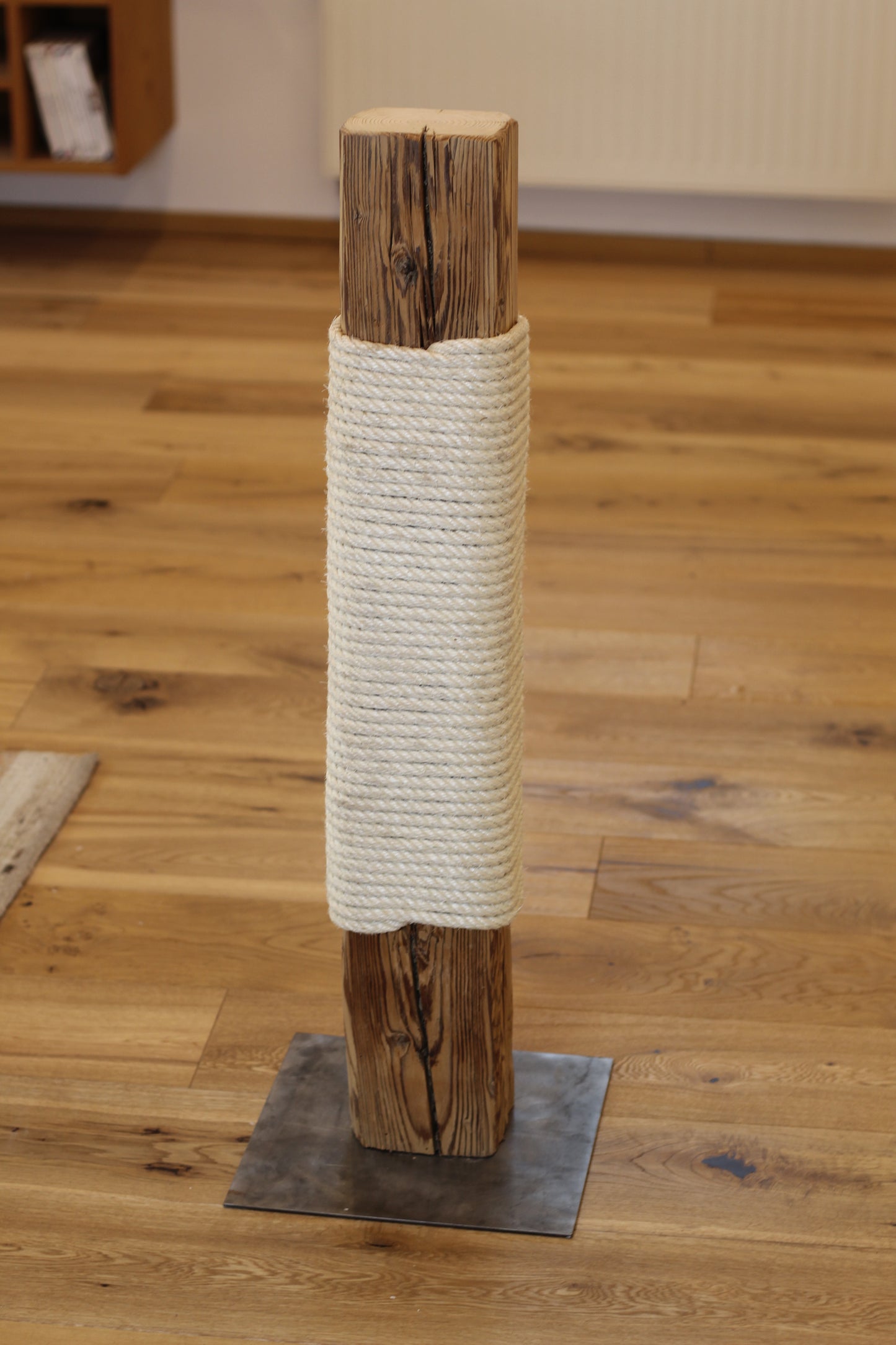 Kratzsäule, Kratzbaum aus Altholz