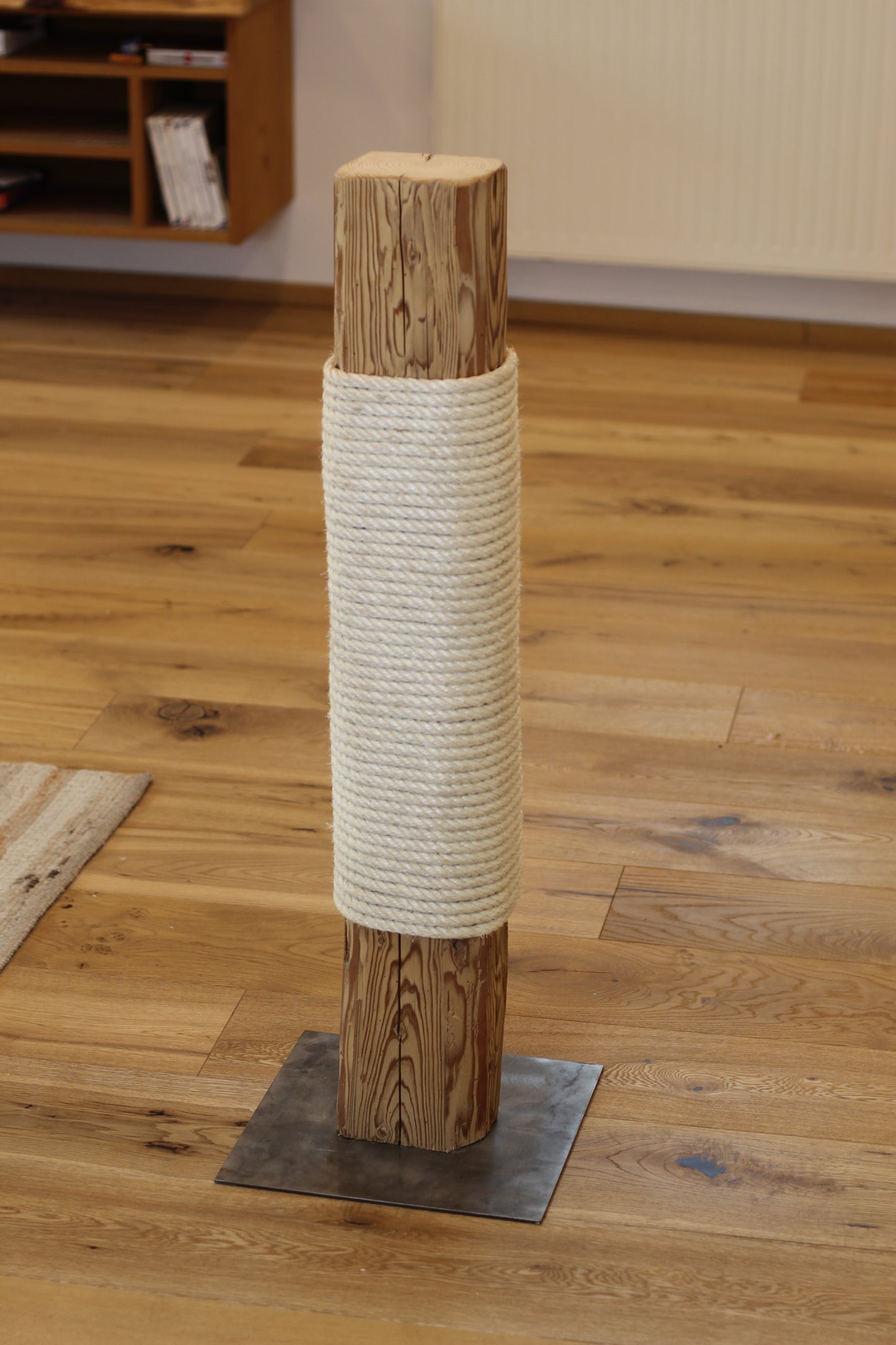 Kratzsäule, Kratzbaum aus Altholz