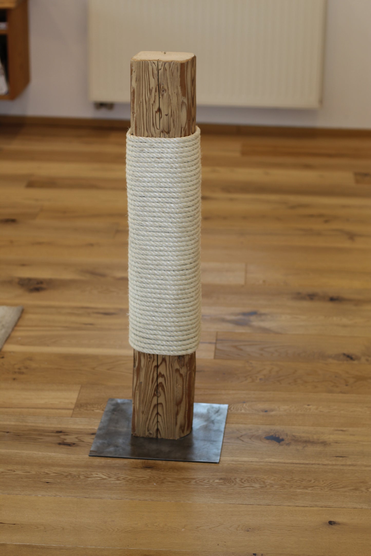 Kratzsäule, Kratzbaum aus Altholz
