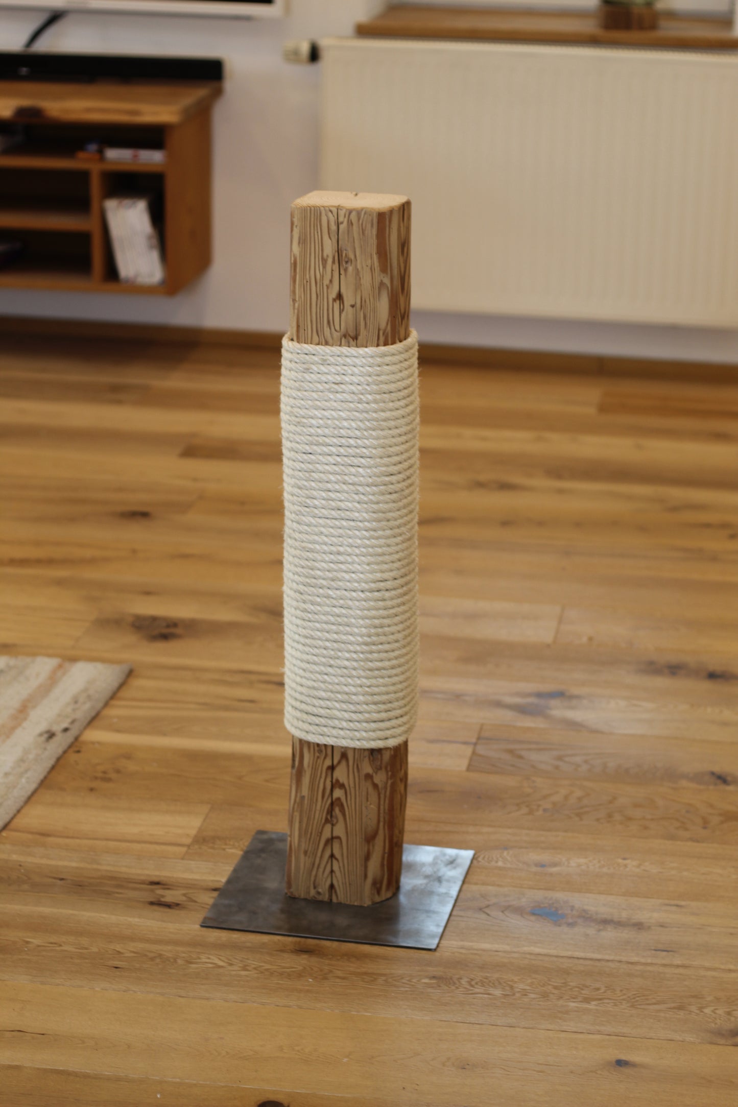 Kratzsäule, Kratzbaum aus Altholz