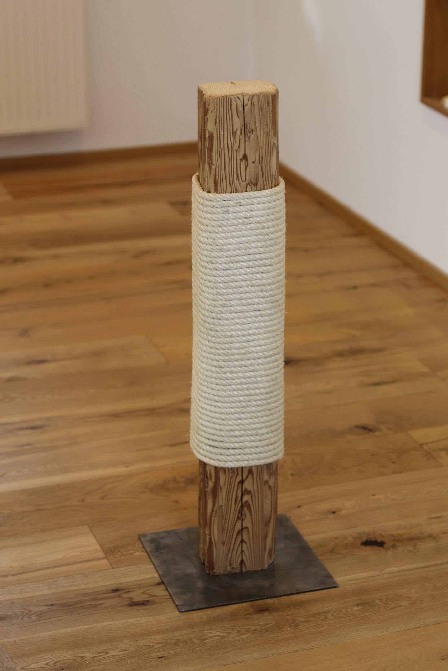 Kratzsäule, Kratzbaum aus Altholz