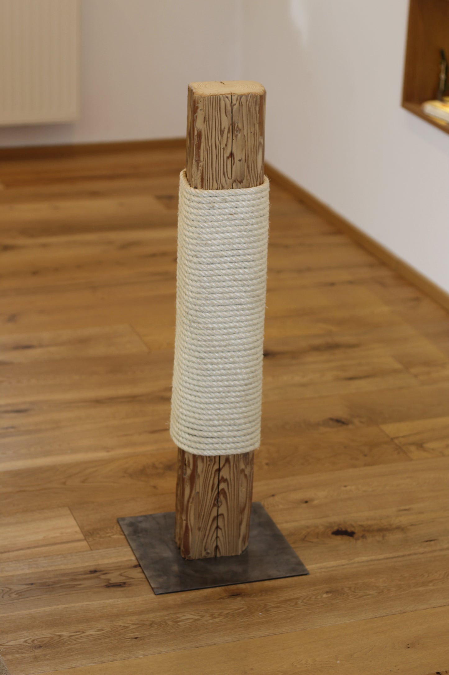 Kratzsäule, Kratzbaum aus Altholz