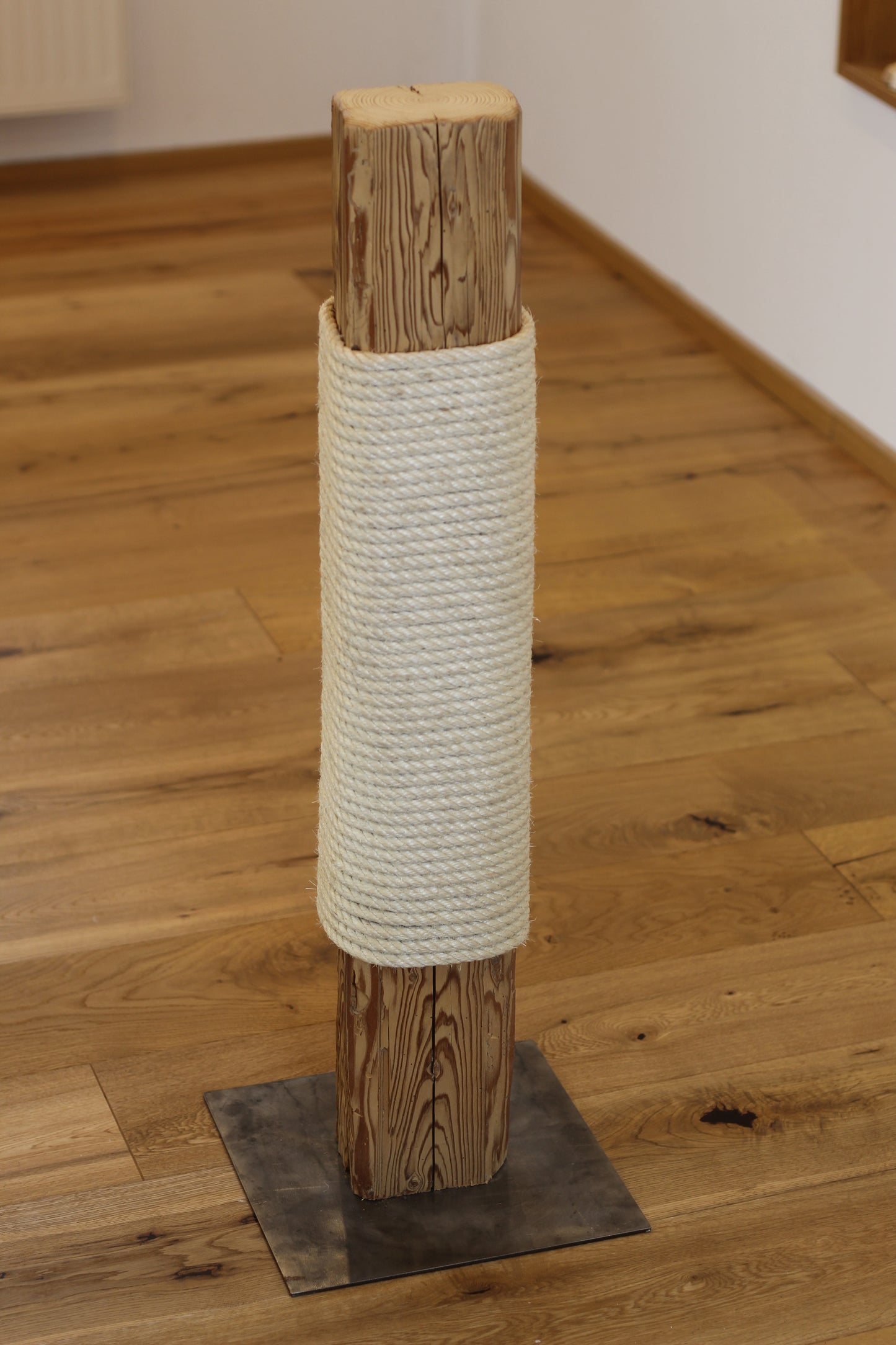Kratzsäule, Kratzbaum aus Altholz