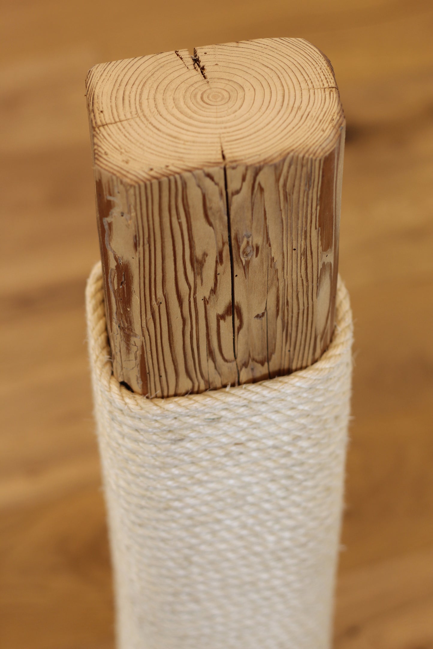 Kratzsäule, Kratzbaum aus Altholz