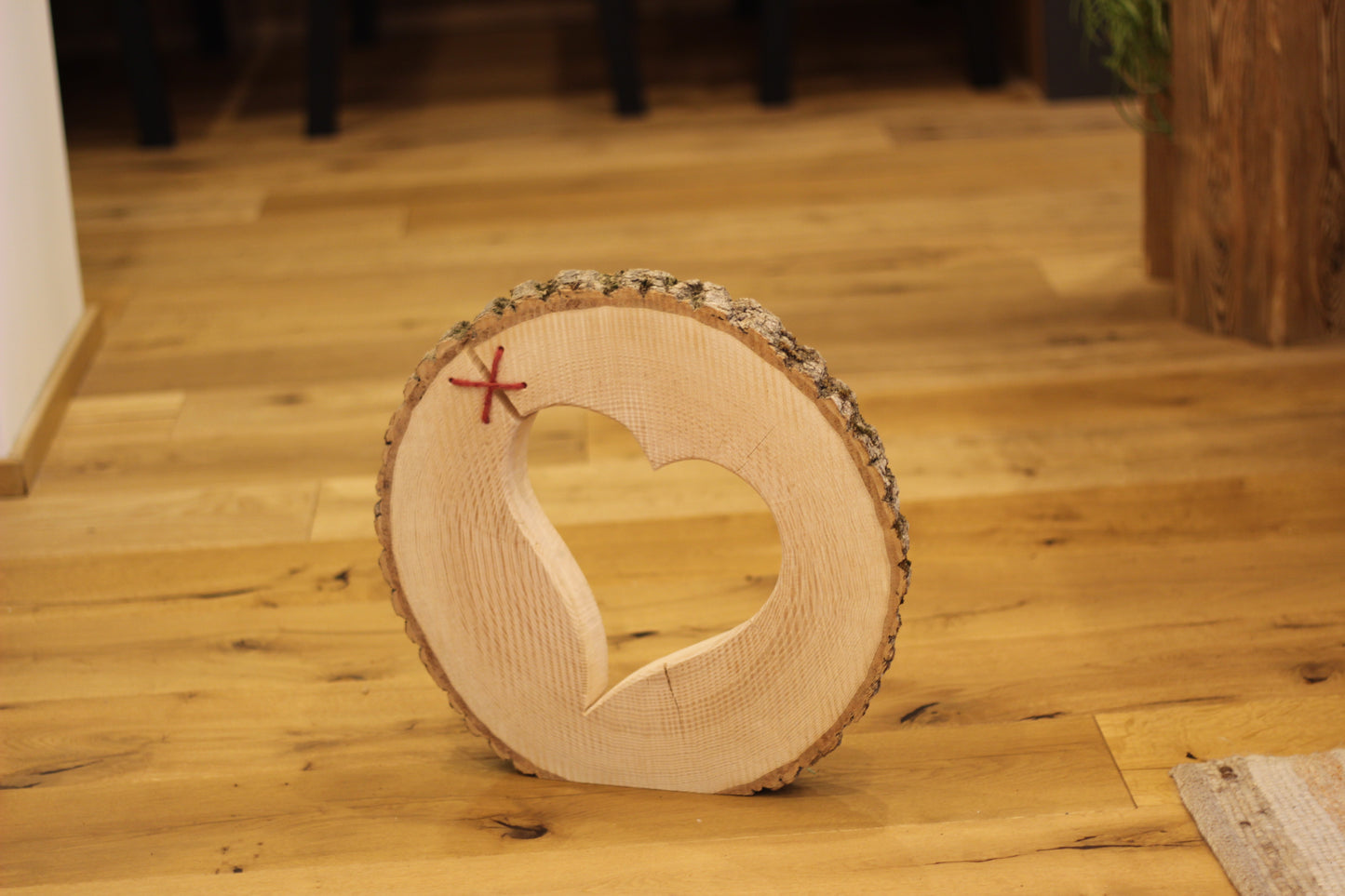 Baumscheibe mit Herz