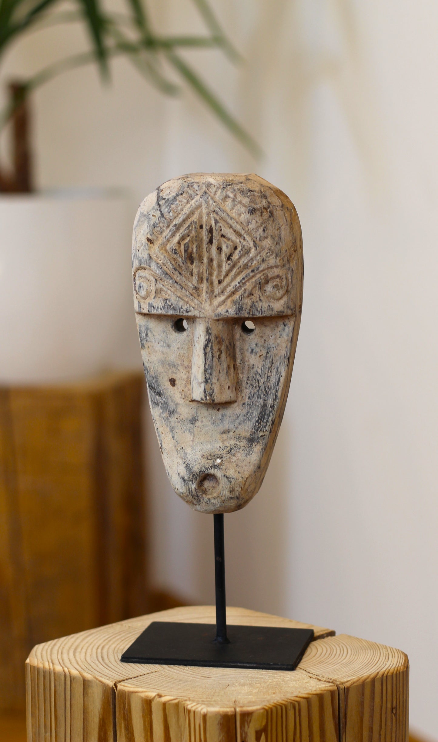 Geschnitzte Holzmaske auf Ständer