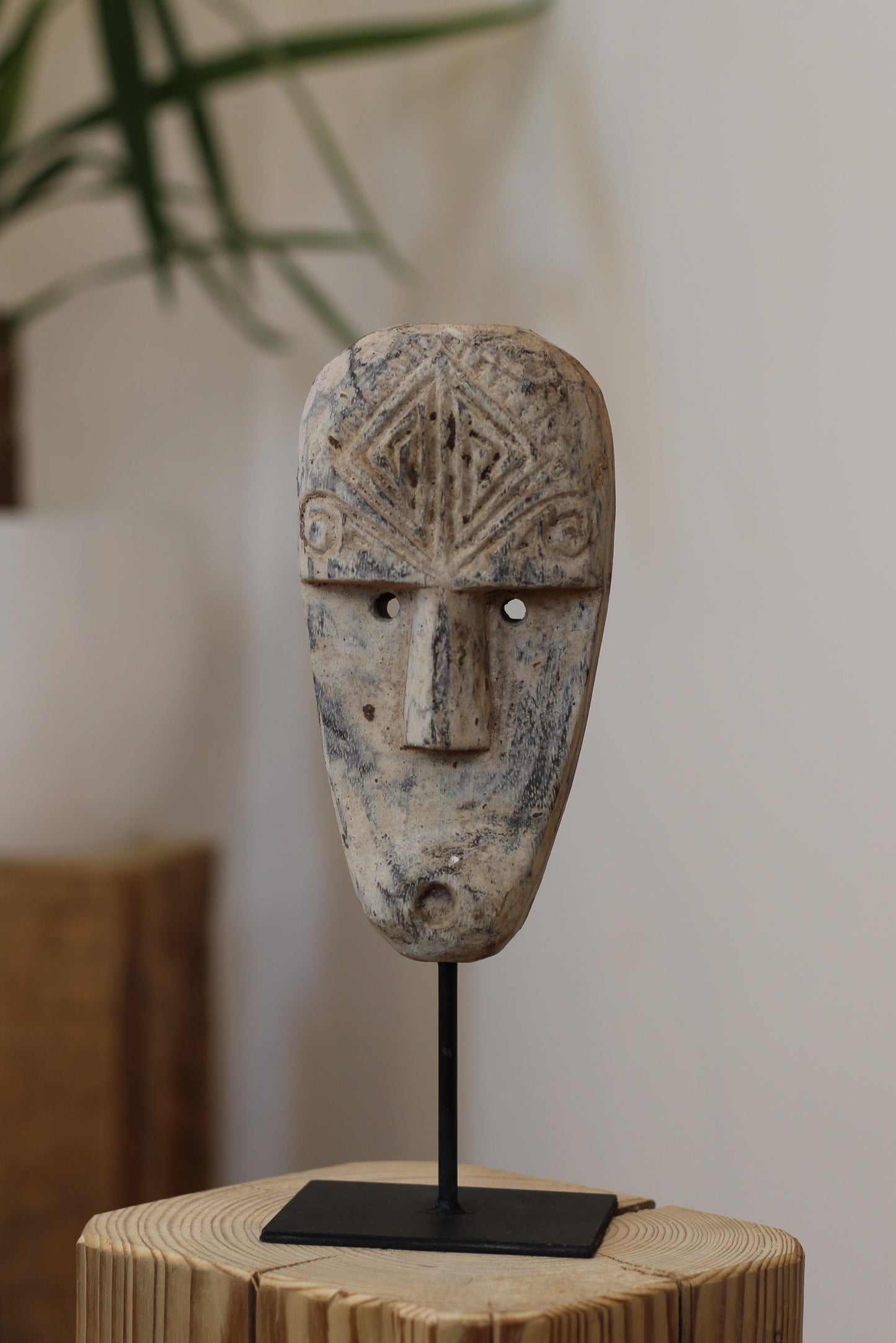 Geschnitzte Holzmaske auf Ständer