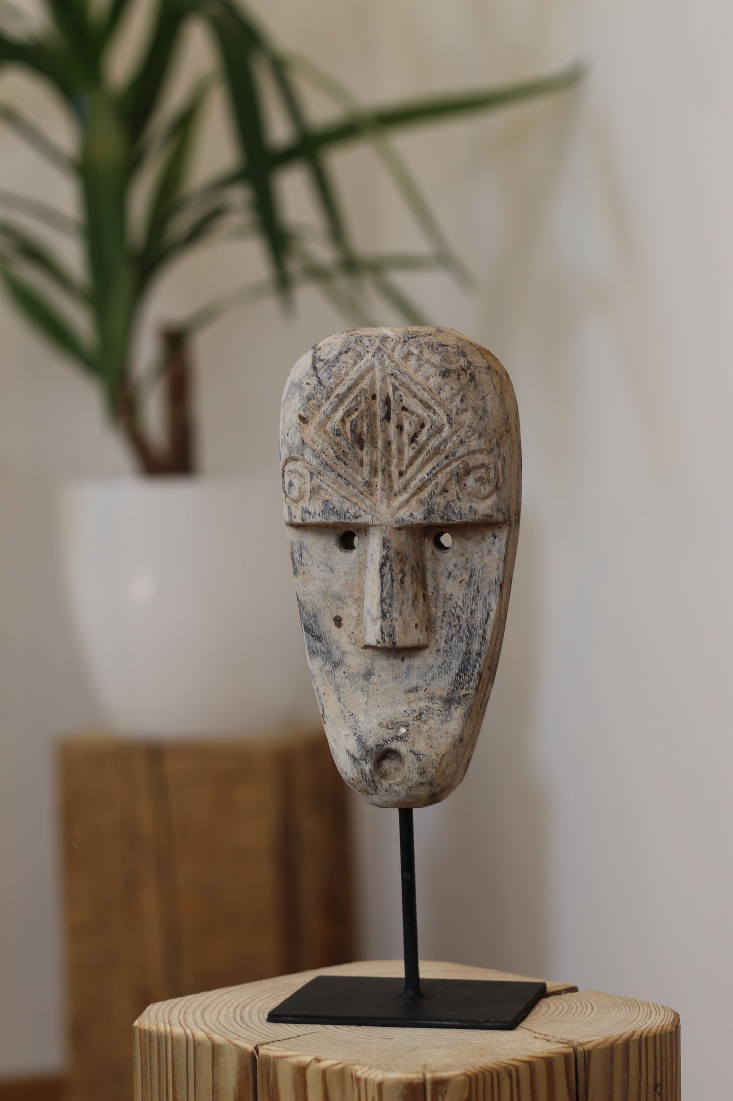 Geschnitzte Holzmaske auf Ständer