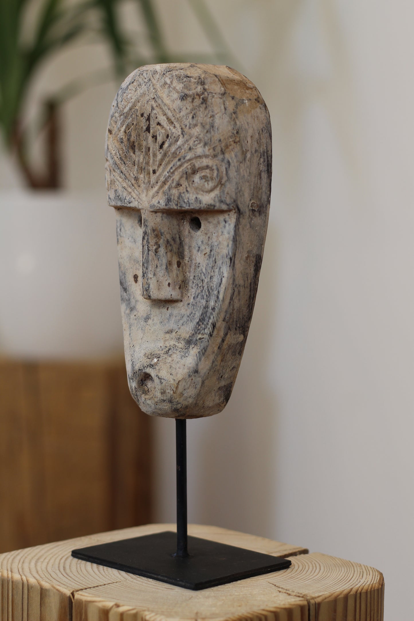 Geschnitzte Holzmaske auf Ständer