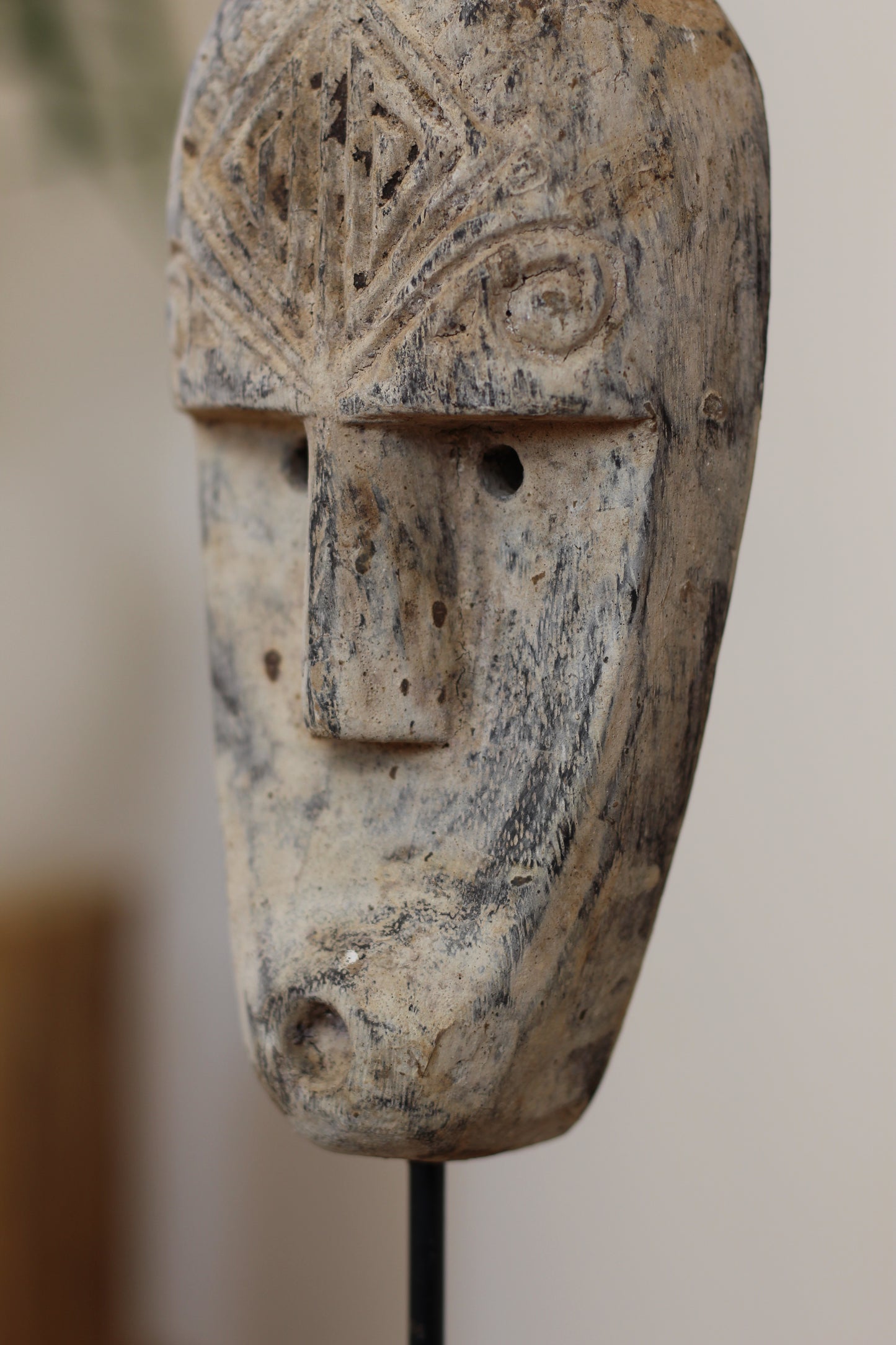 Geschnitzte Holzmaske auf Ständer