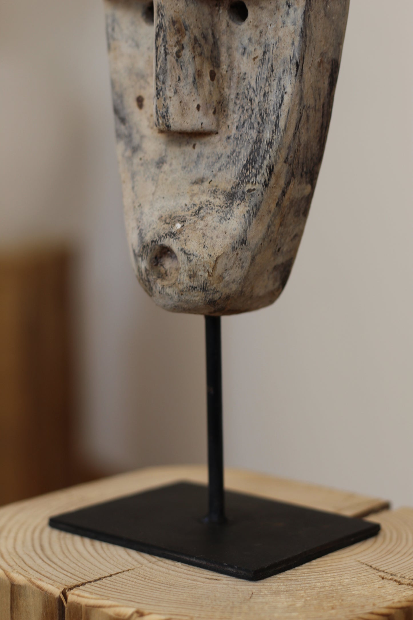 Geschnitzte Holzmaske auf Ständer