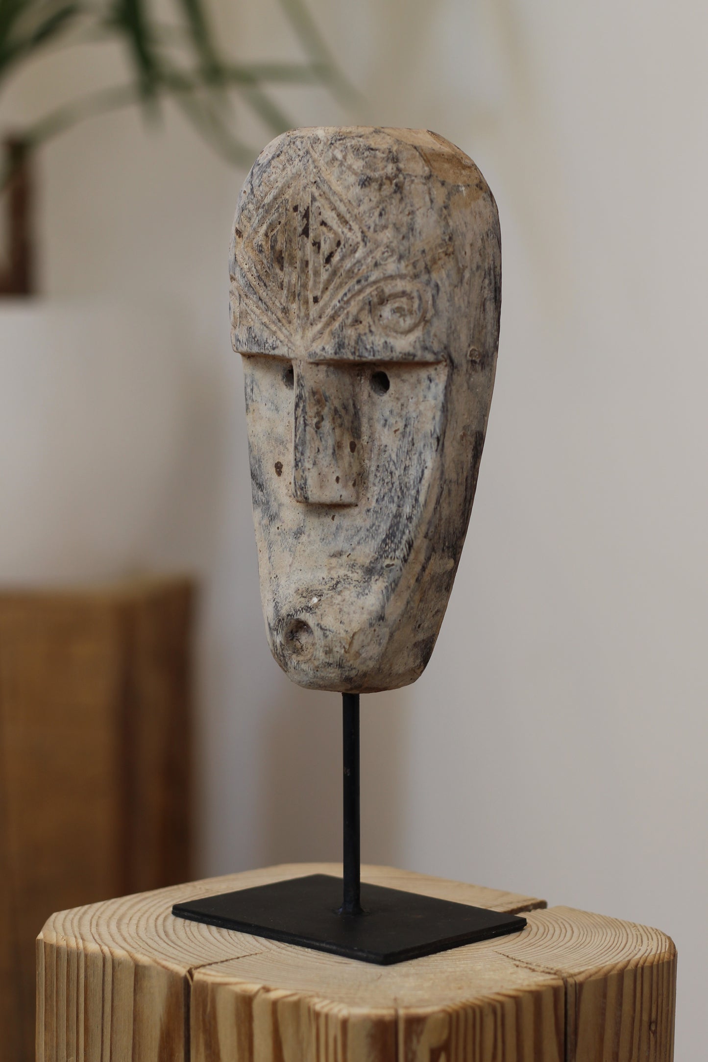 Geschnitzte Holzmaske auf Ständer