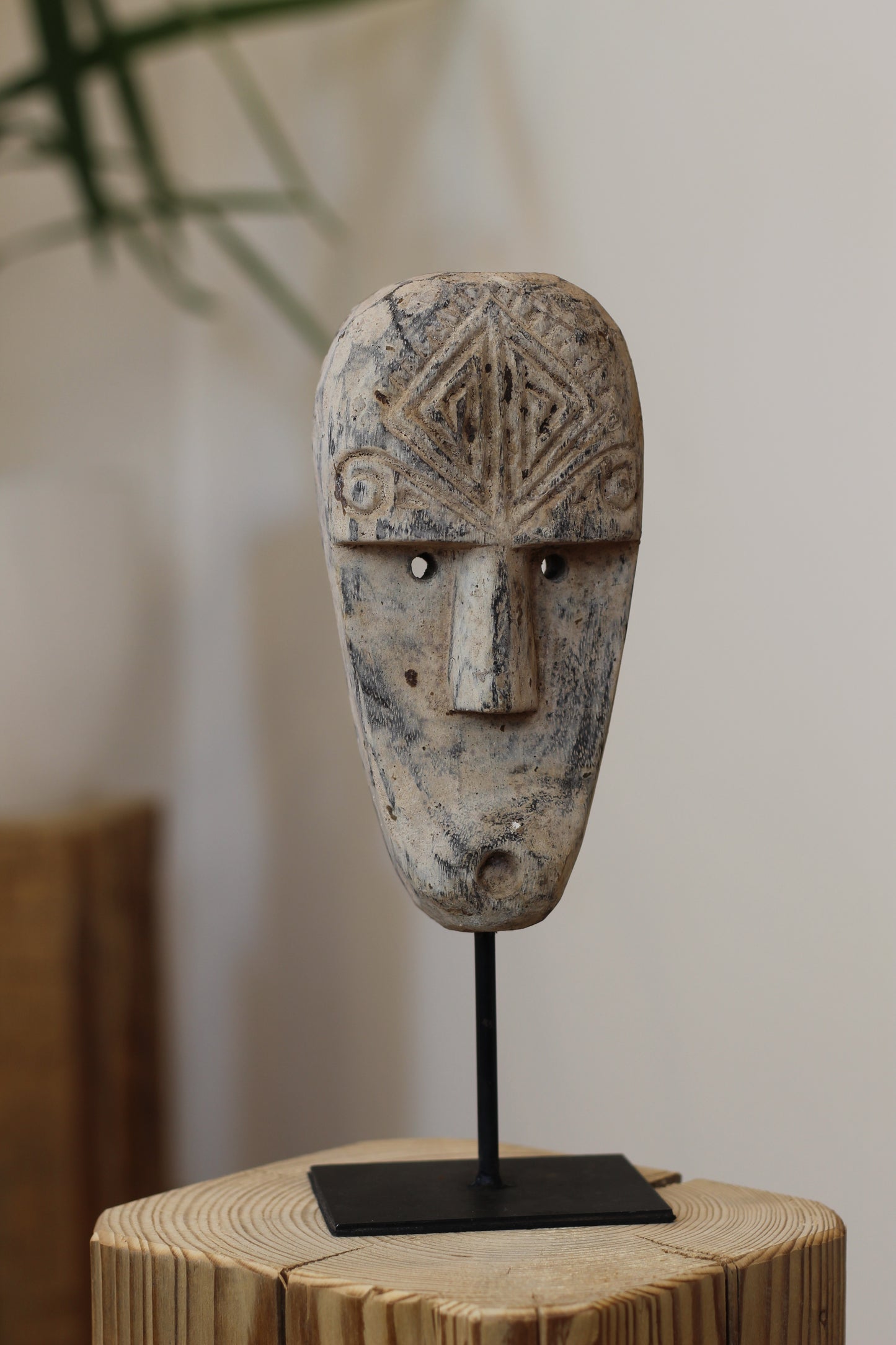 Geschnitzte Holzmaske auf Ständer