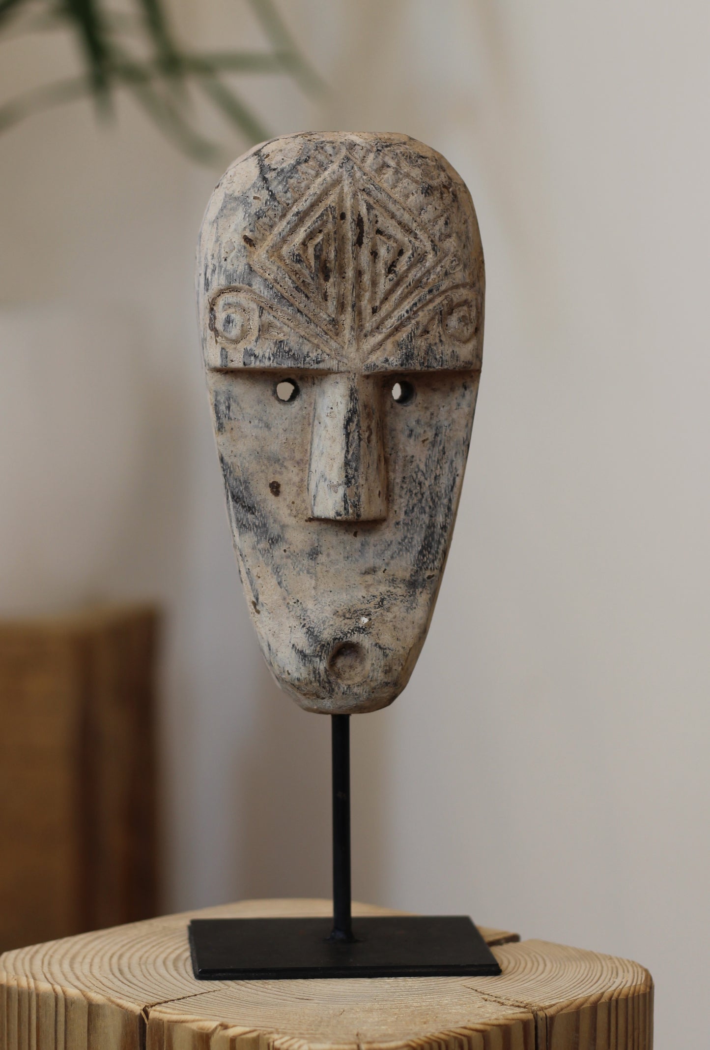 Geschnitzte Holzmaske auf Ständer