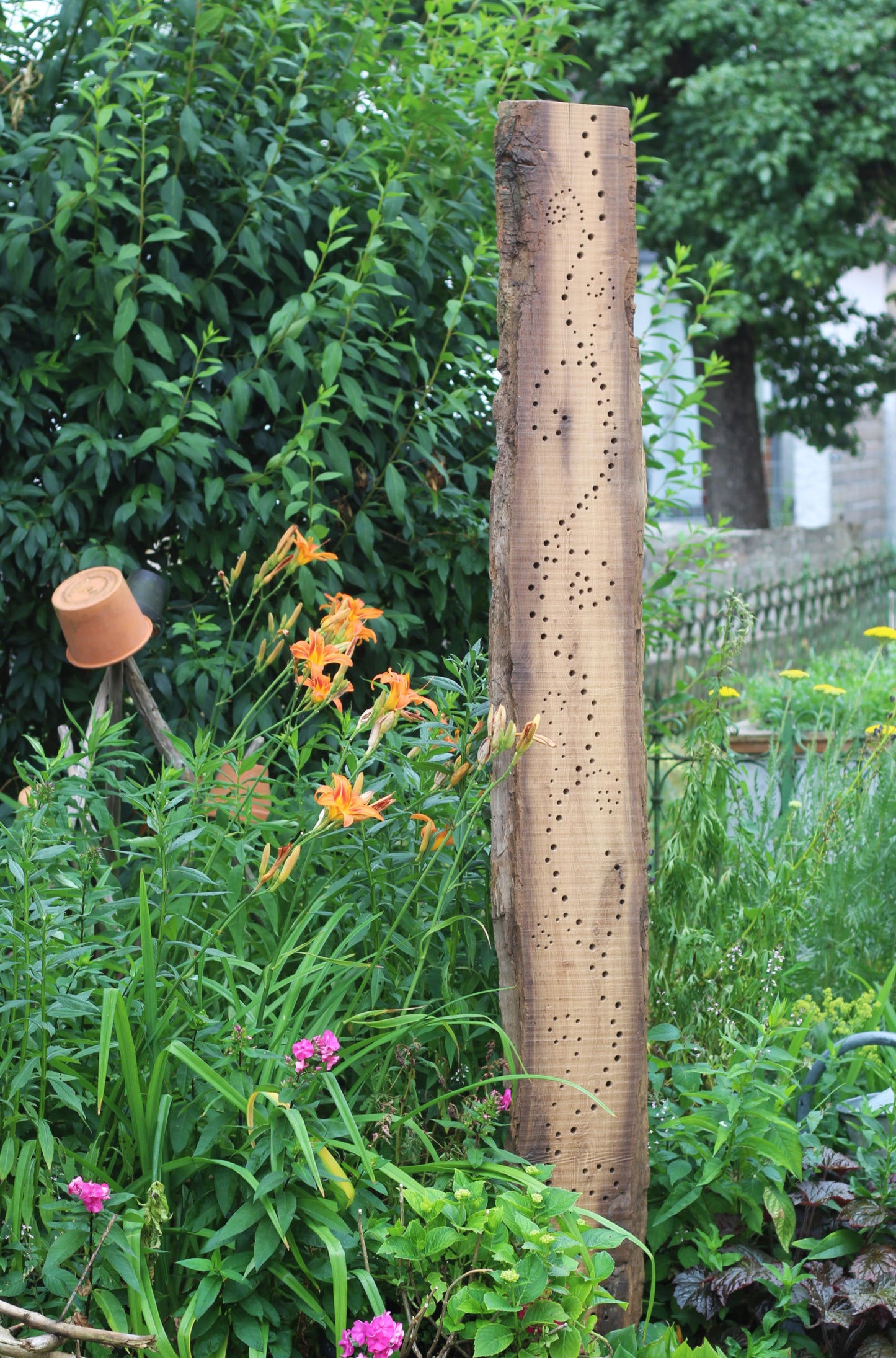 Insektenhotel, Nisthilfe, Gartenkunst