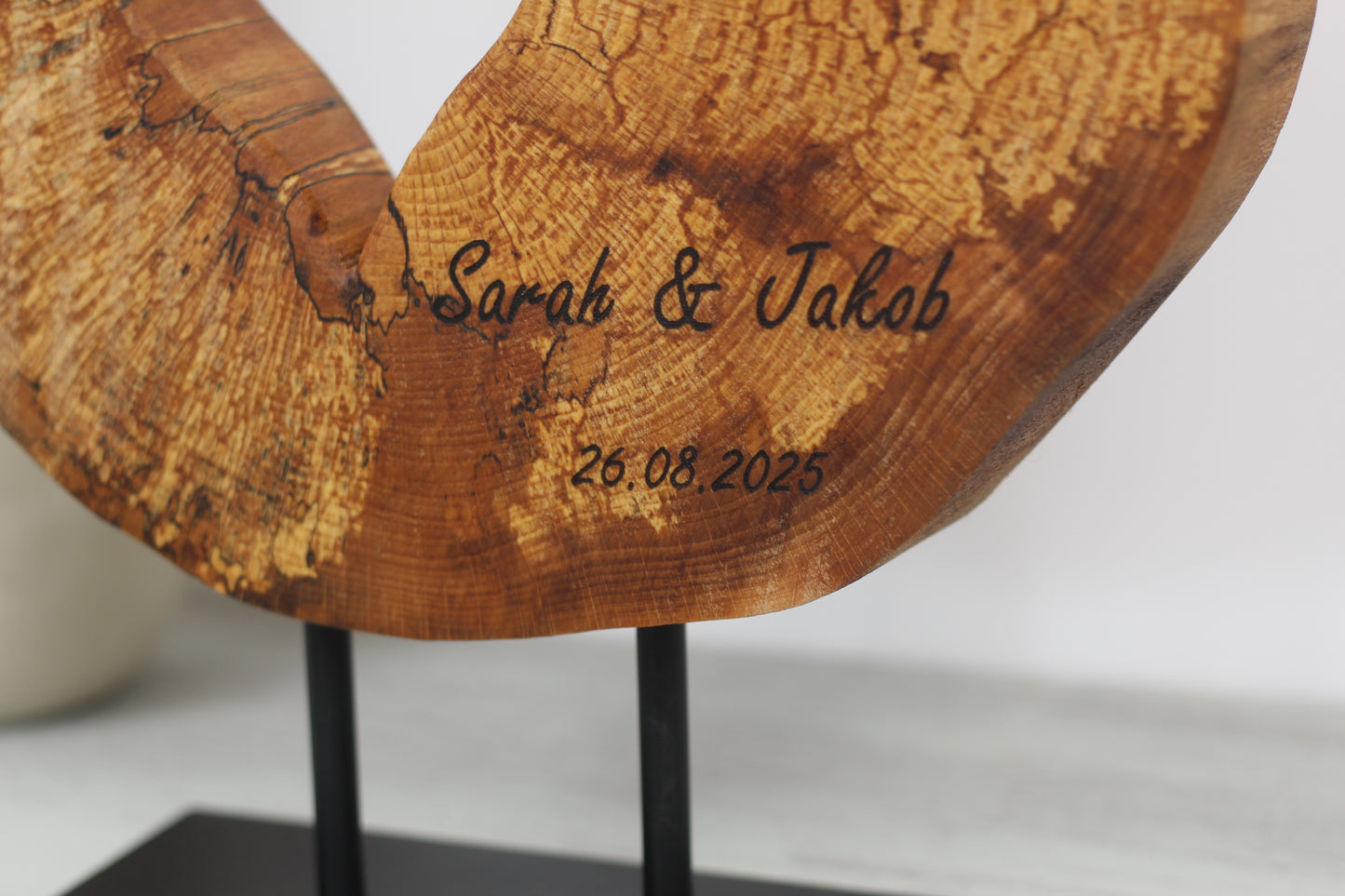 Personalisierte Baumscheibe auf Ständer Hochzeitsgeschenk, personalisiertes Geschenk, Jahrestag