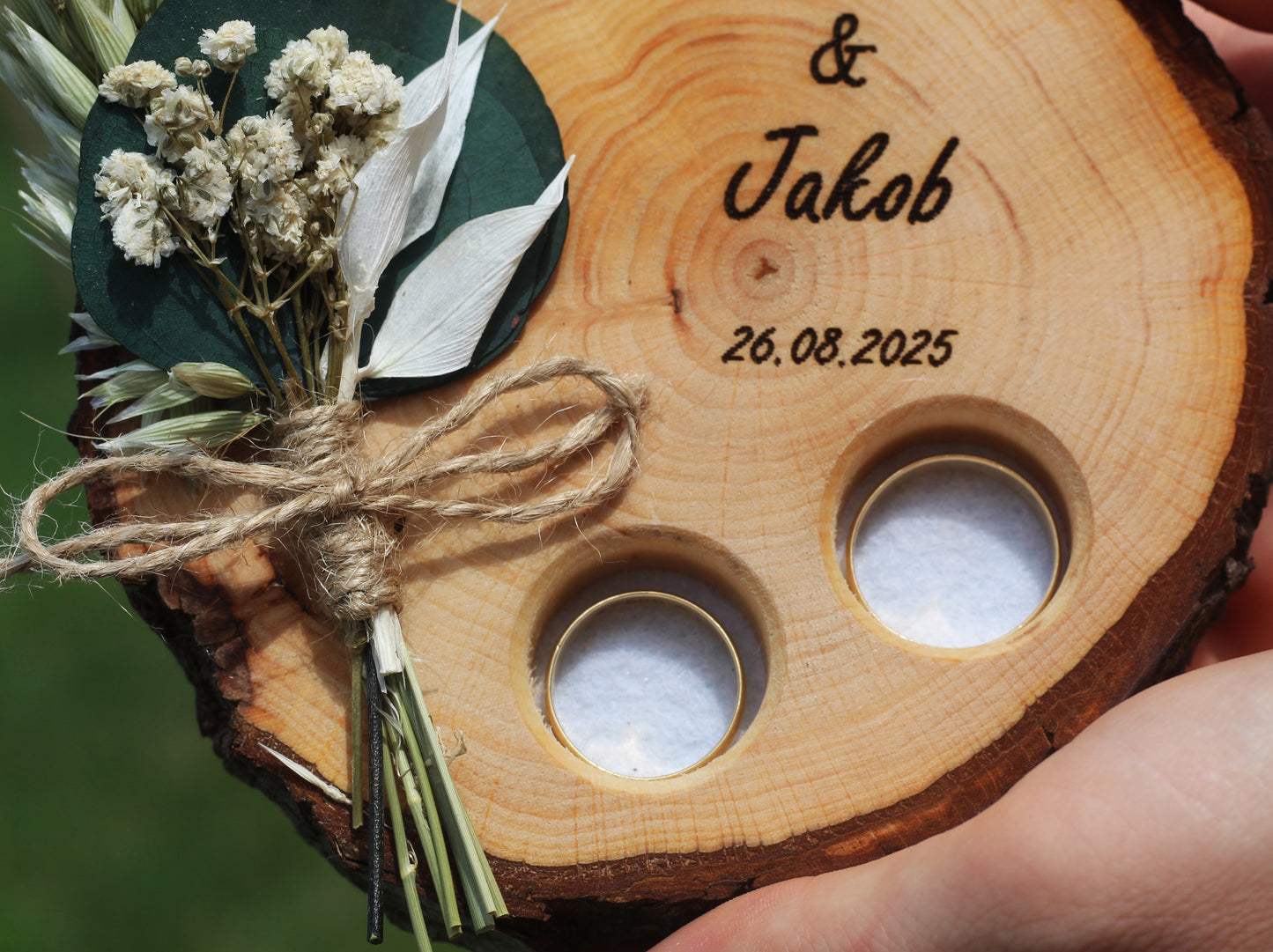 Personalisiertes Ringkissen aus Holz, Ringbrett