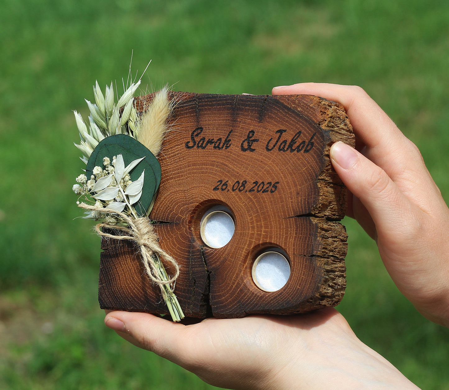 Personalisiertes Ringkissen aus Holz, Ringbrett