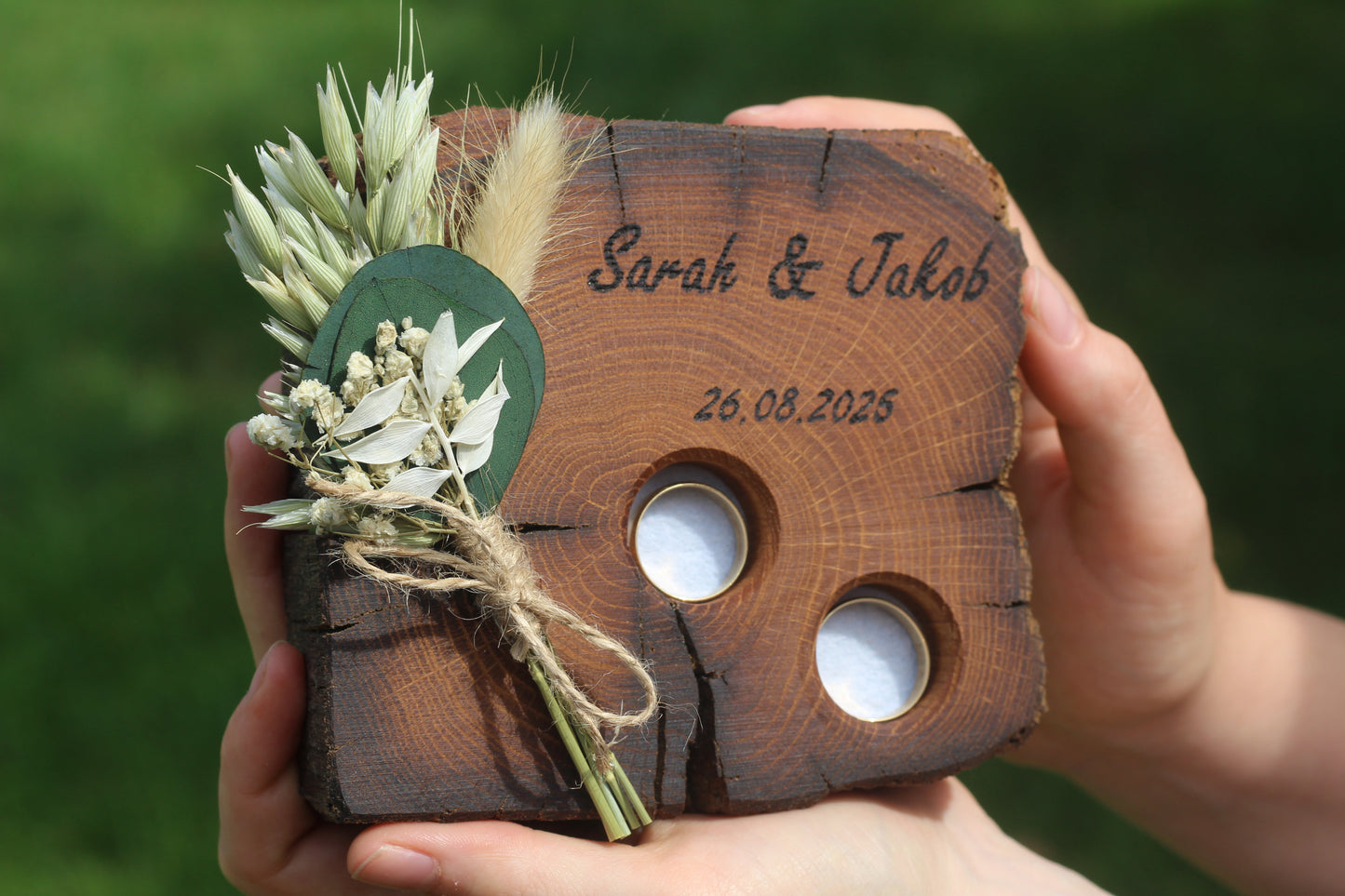 Personalisiertes Ringkissen aus Holz, Ringbrett
