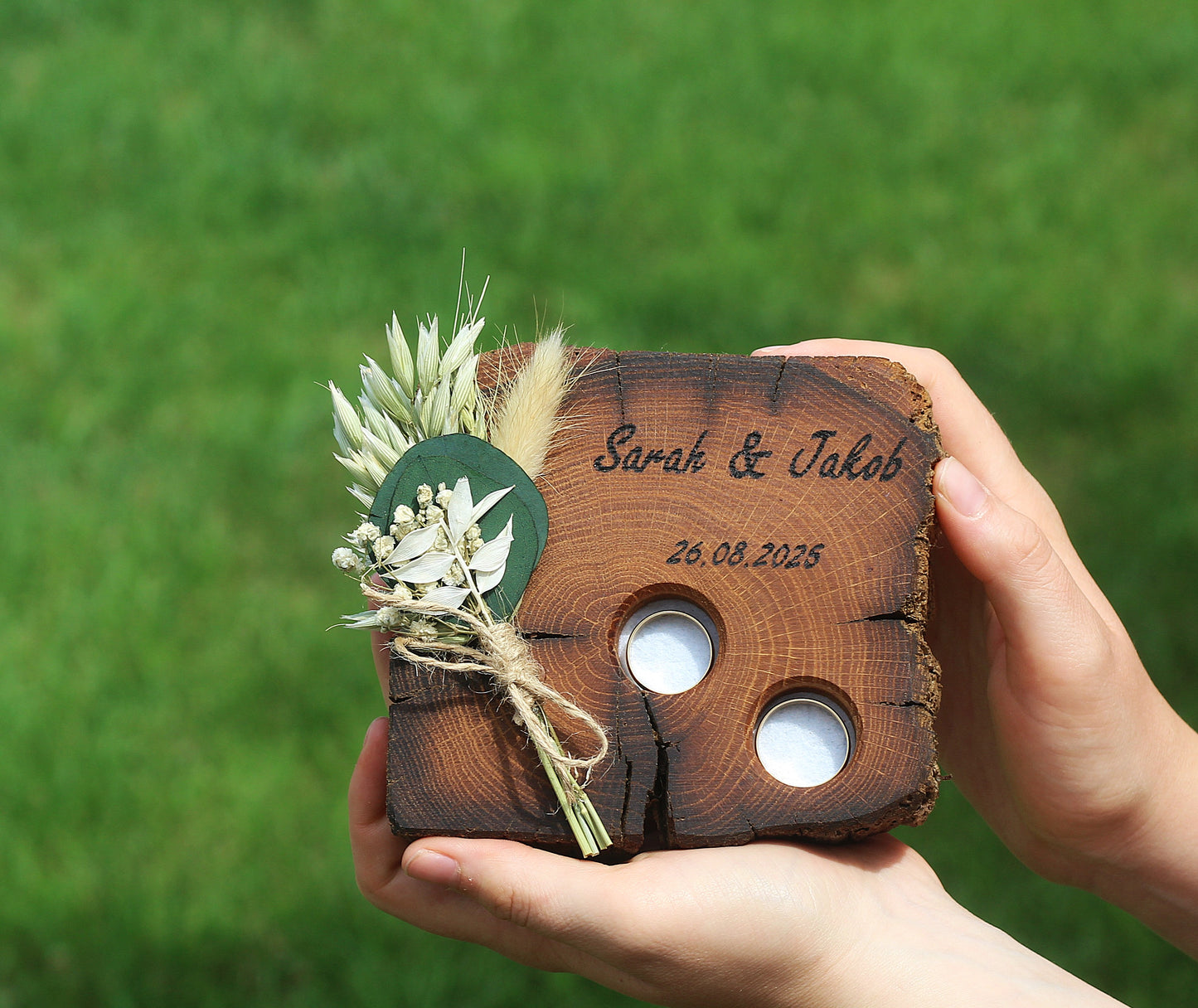 Personalisiertes Ringkissen aus Holz, Ringbrett