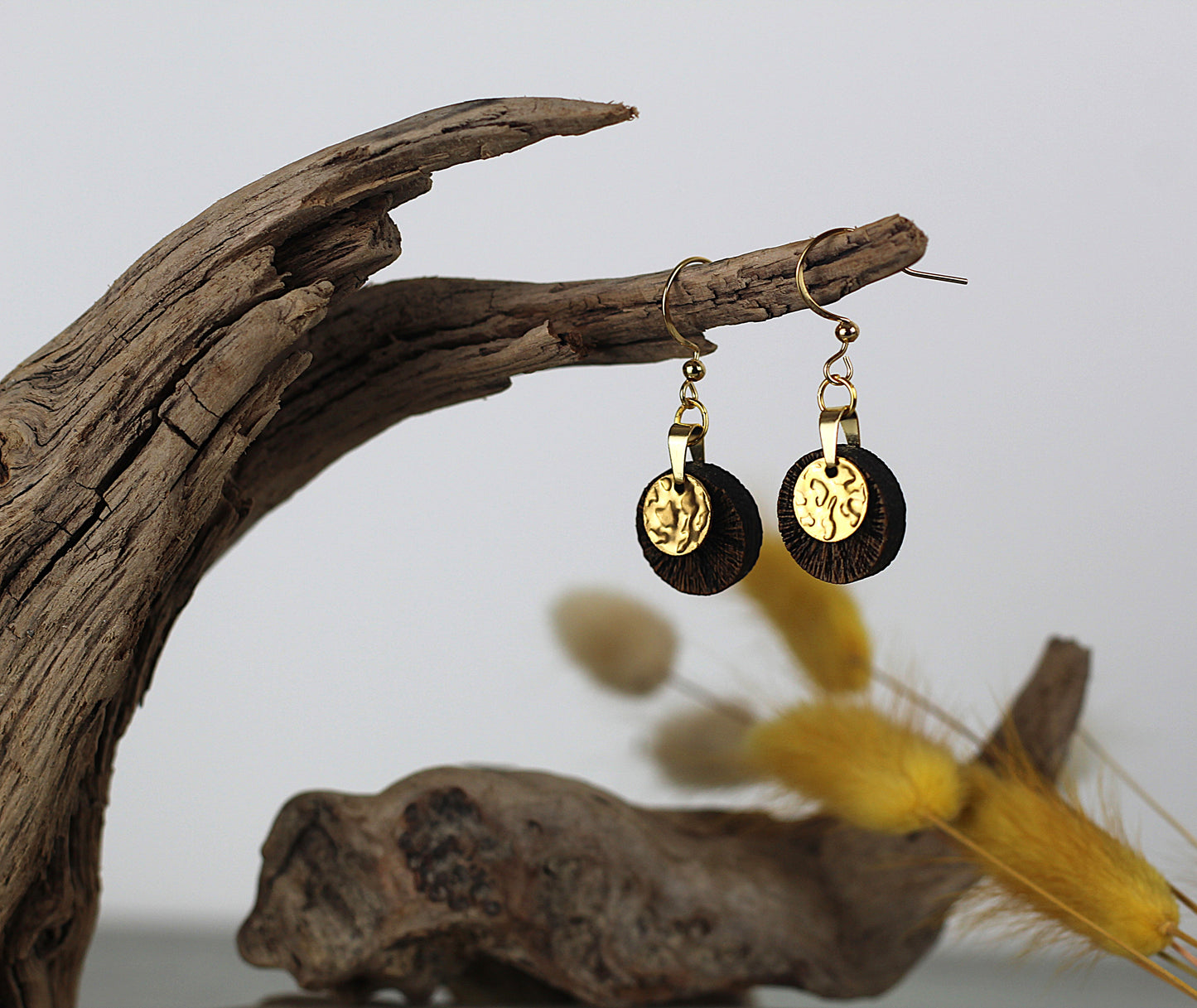 Holzohrringe Eichenholz und Gold strukturiert