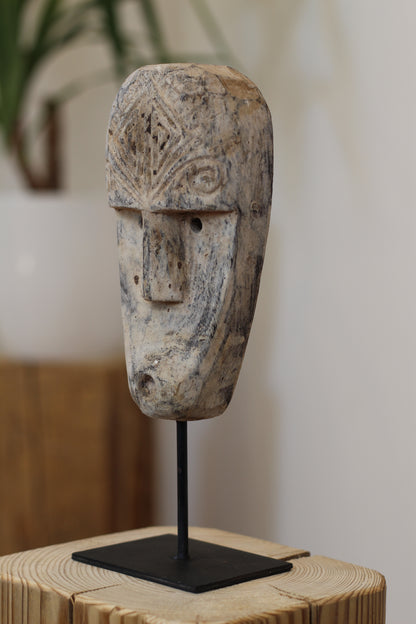 Geschnitzte Holzmaske auf Ständer