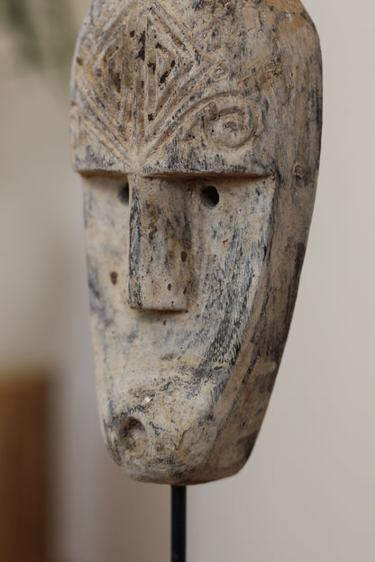 Geschnitzte Holzmaske auf Ständer