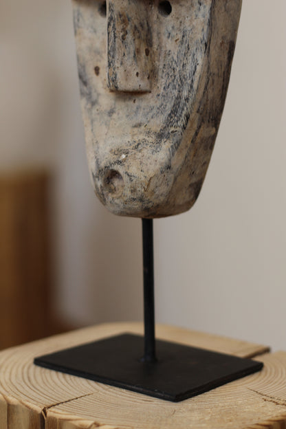 Geschnitzte Holzmaske auf Ständer