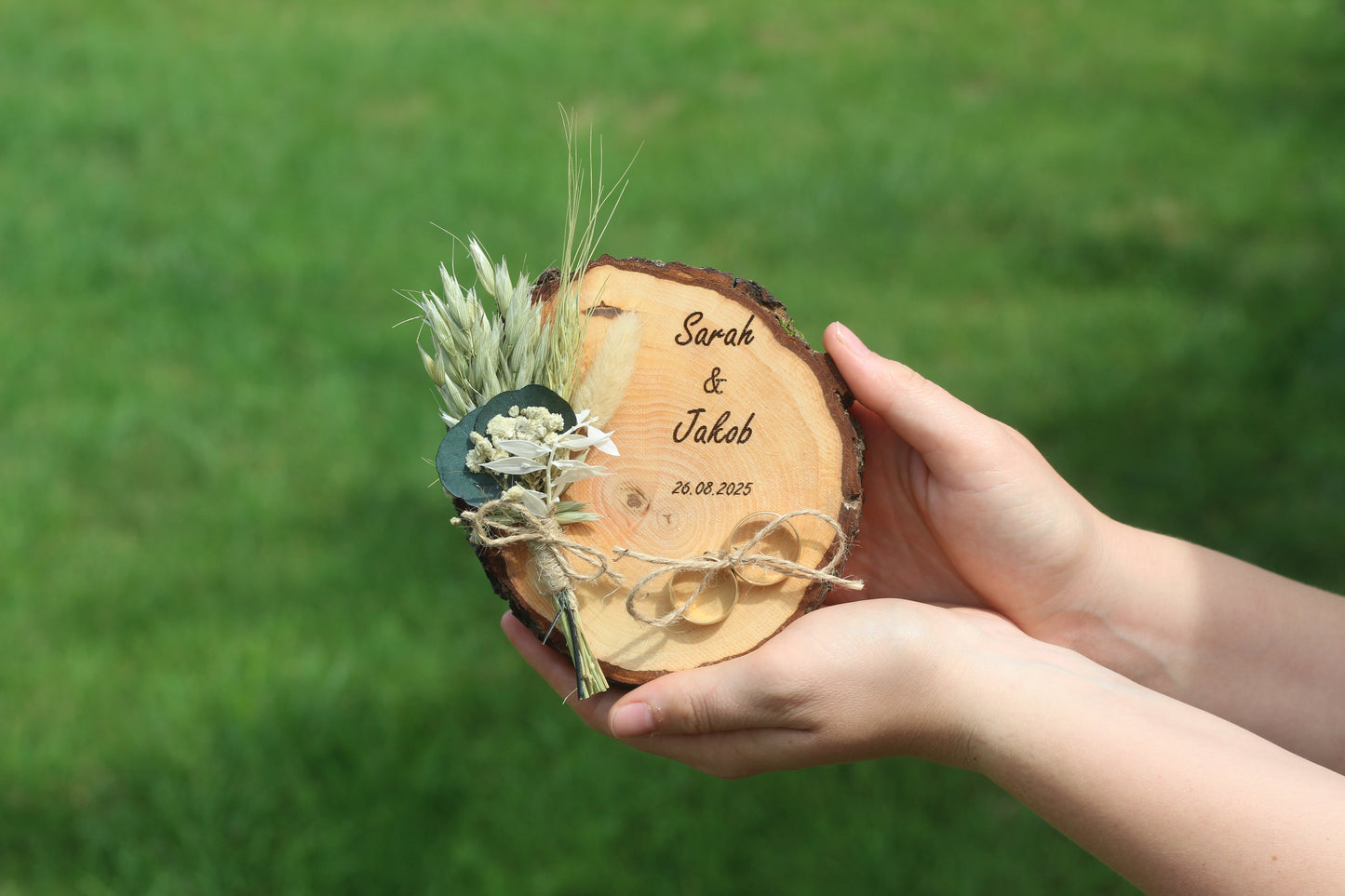 Personalisiertes Ringkissen aus Holz, Ringbrett