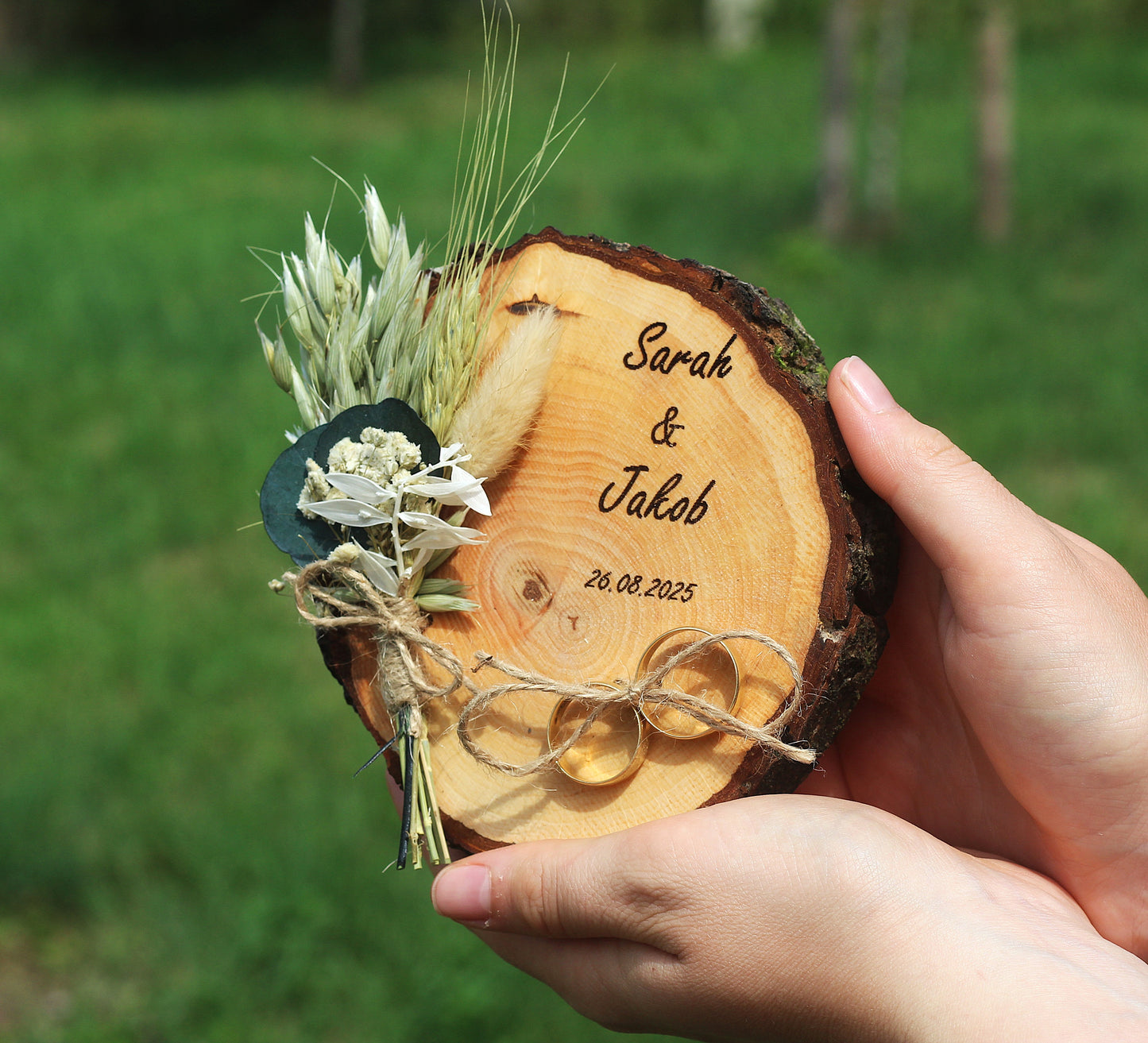Personalisiertes Ringkissen aus Holz, Ringbrett