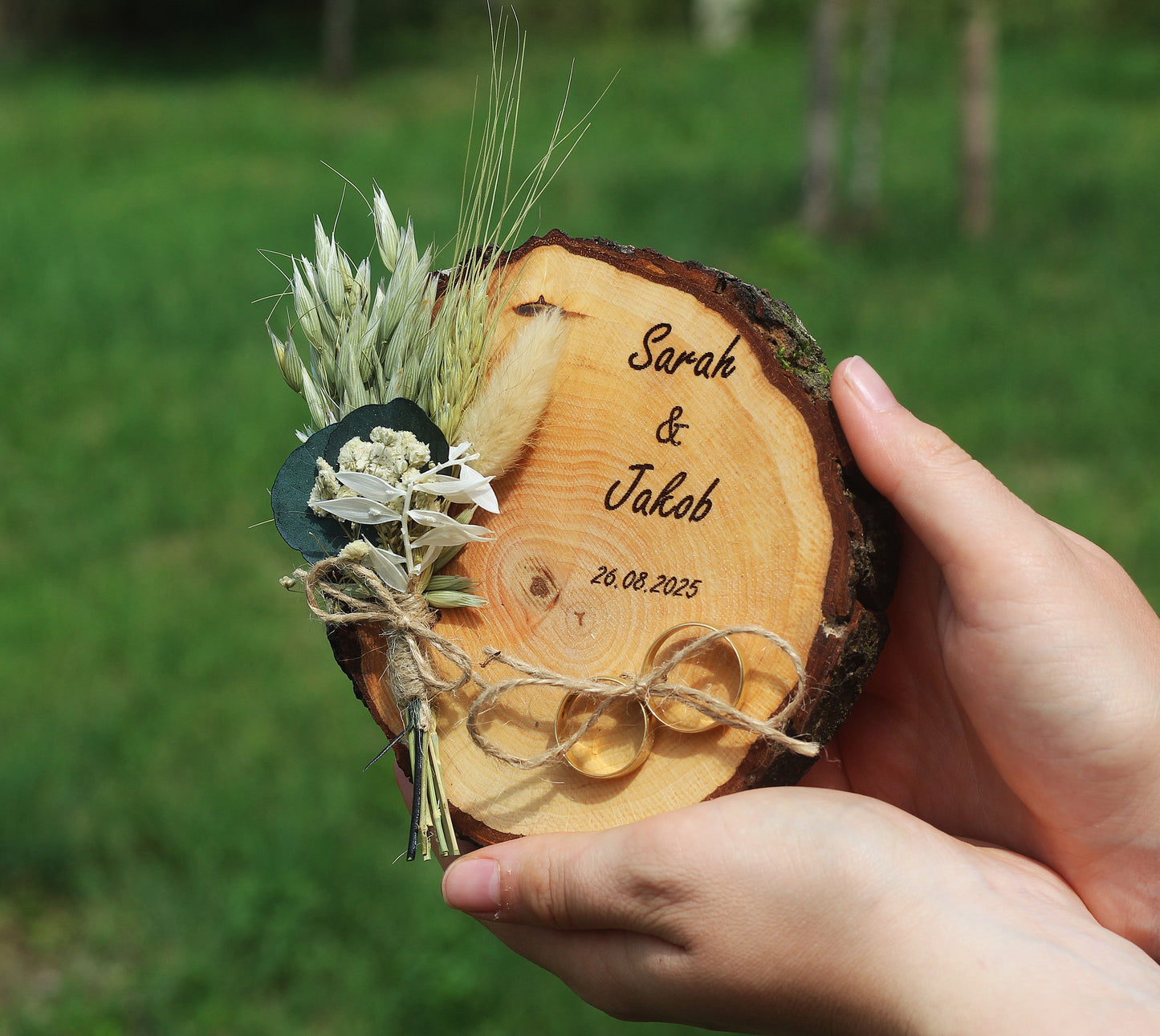 Personalisiertes Ringkissen aus Holz, Ringbrett