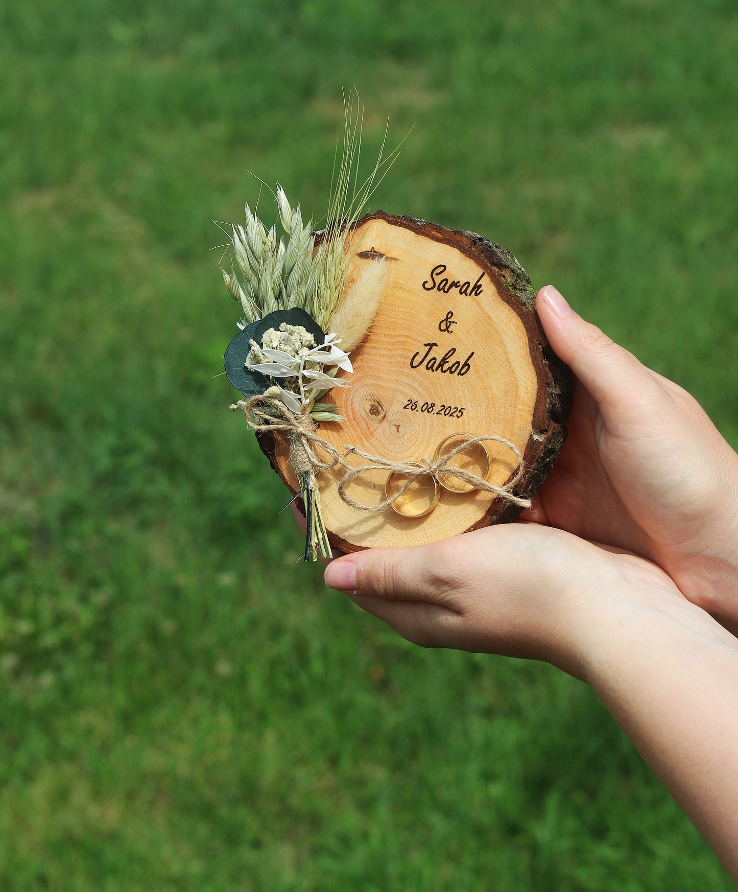 Personalisiertes Ringkissen aus Holz, Ringbrett