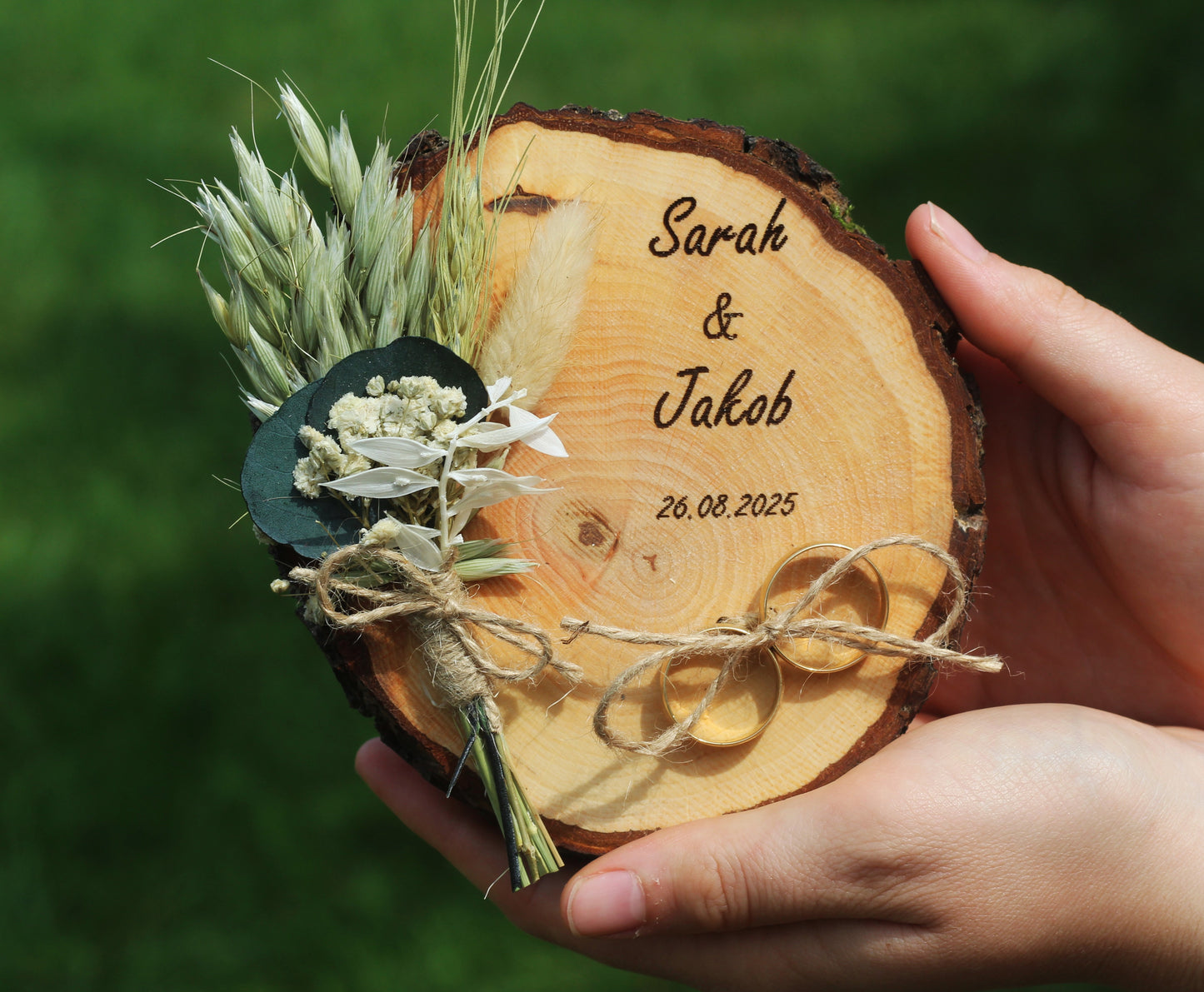 Personalisiertes Ringkissen aus Holz, Ringbrett