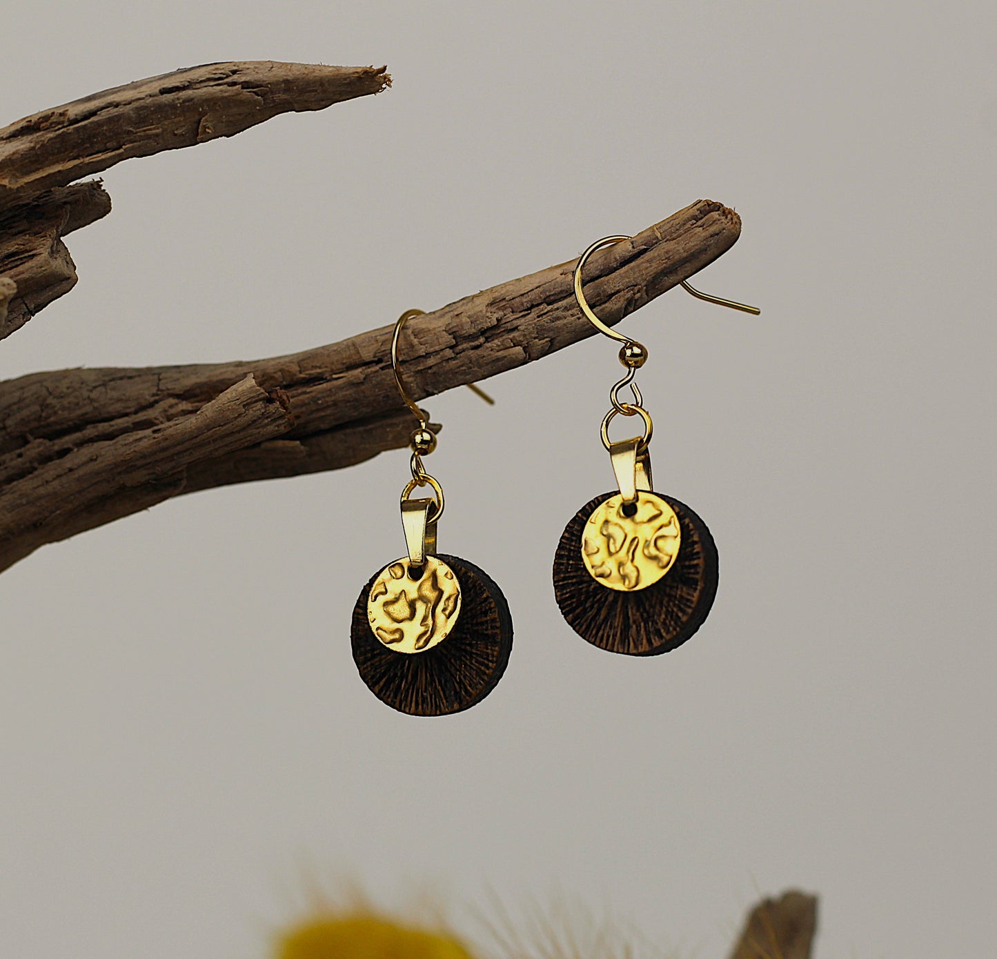 Holzohrringe Eichenholz und Gold strukturiert