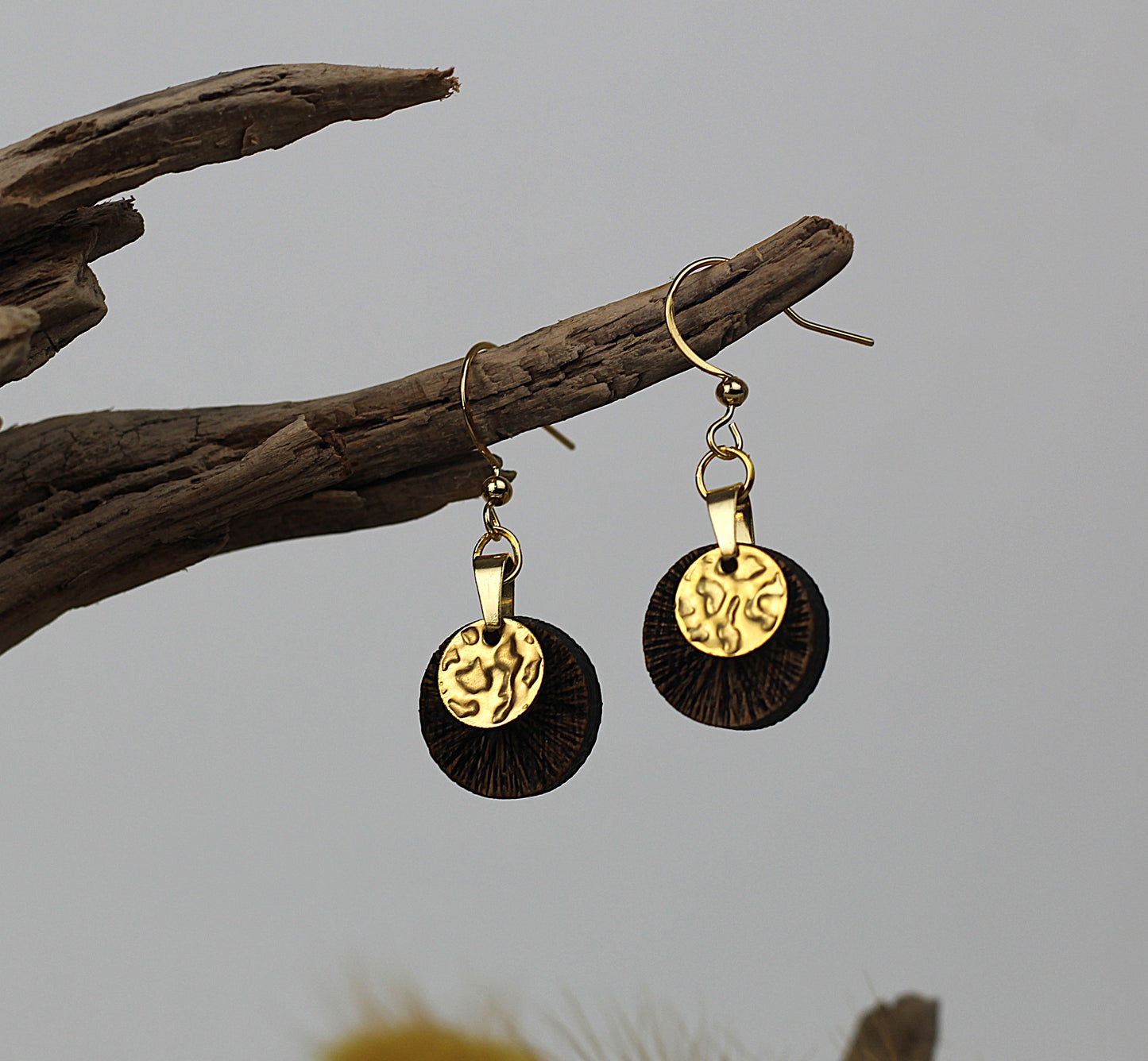 Holzohrringe Eichenholz und Gold strukturiert