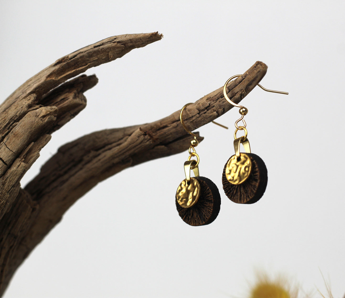 Holzohrringe Eichenholz und Gold strukturiert