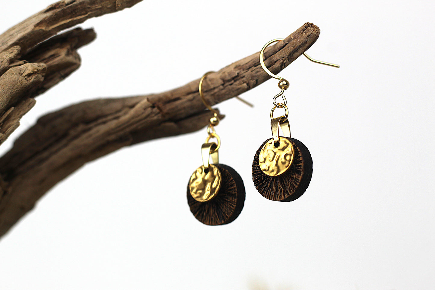 Holzohrringe Eichenholz und Gold strukturiert