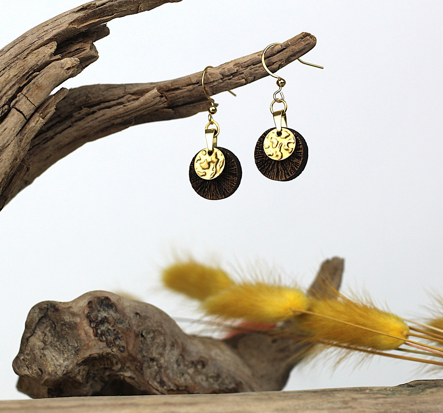 Holzohrringe Eichenholz und Gold strukturiert