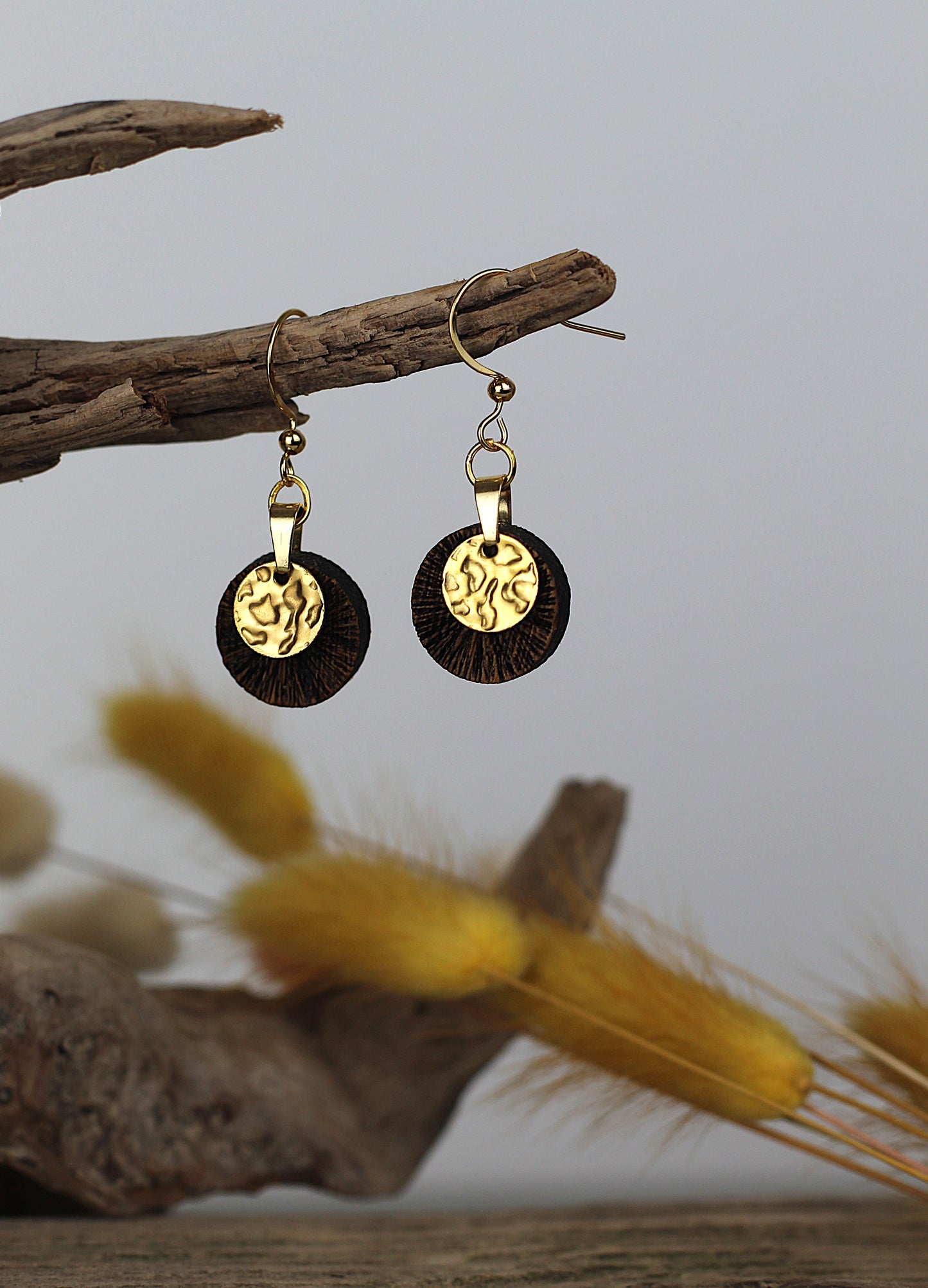 Holzohrringe Eichenholz und Gold strukturiert